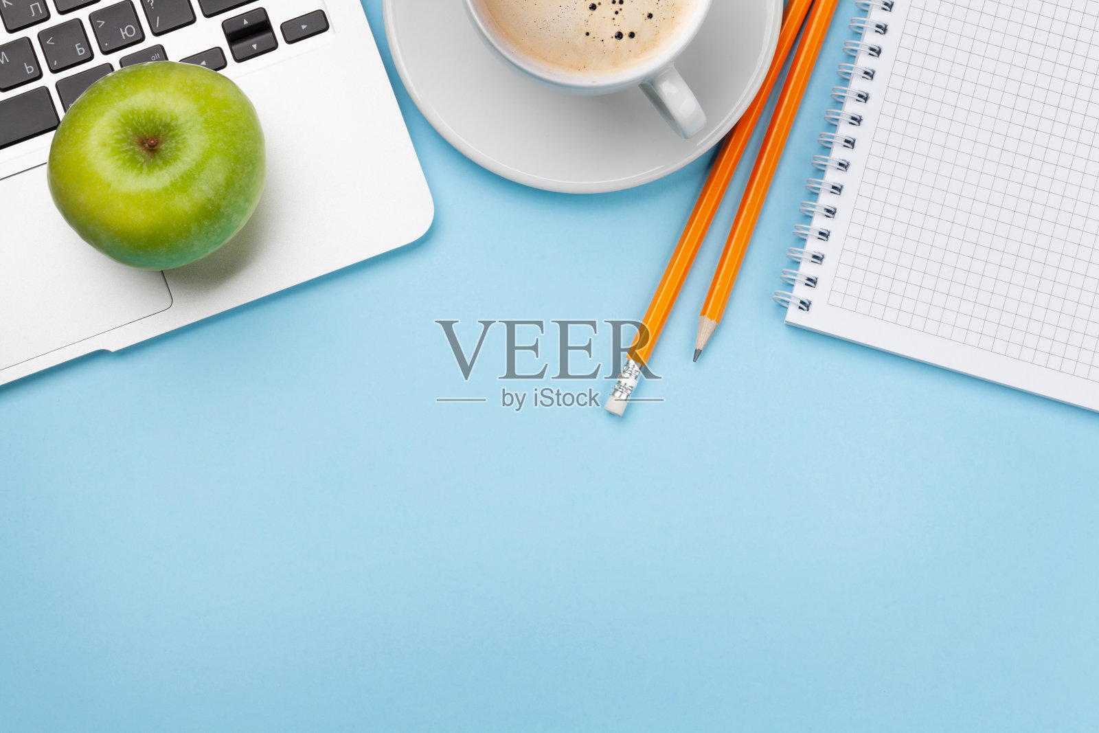 办公桌上有办公用品，咖啡和笔记本电脑照片摄影图片