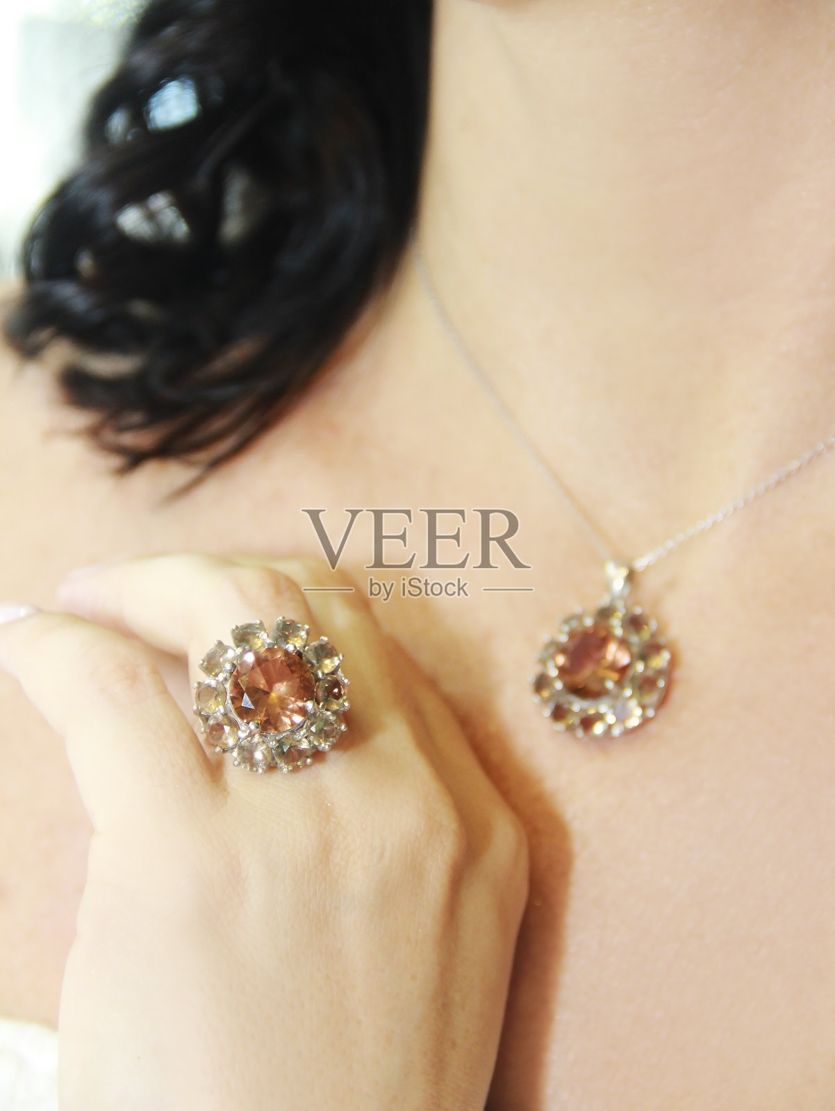 女性珠宝戒指和坠饰用宝石制成照片摄影图片