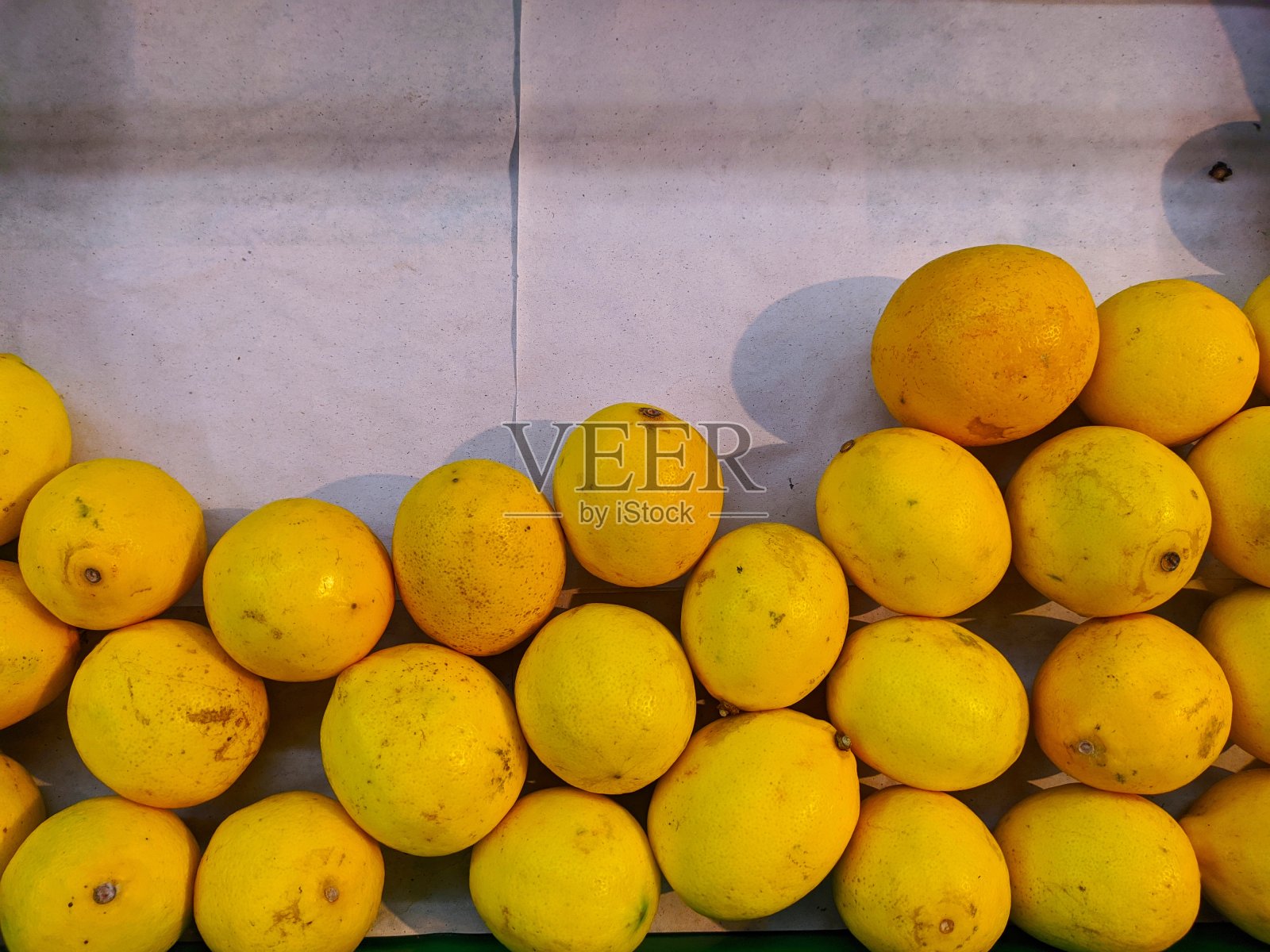 市场里装柠檬的盒子照片摄影图片