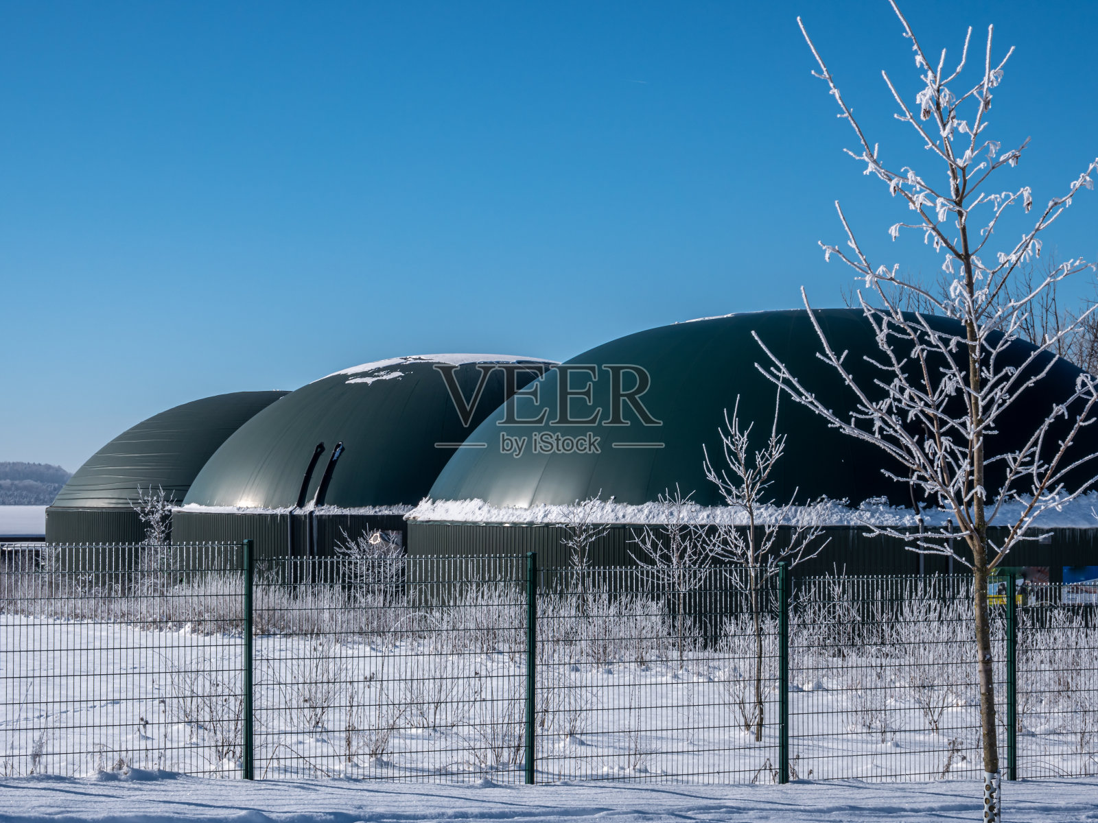 德国沼气厂冬天有蓝天照片摄影图片