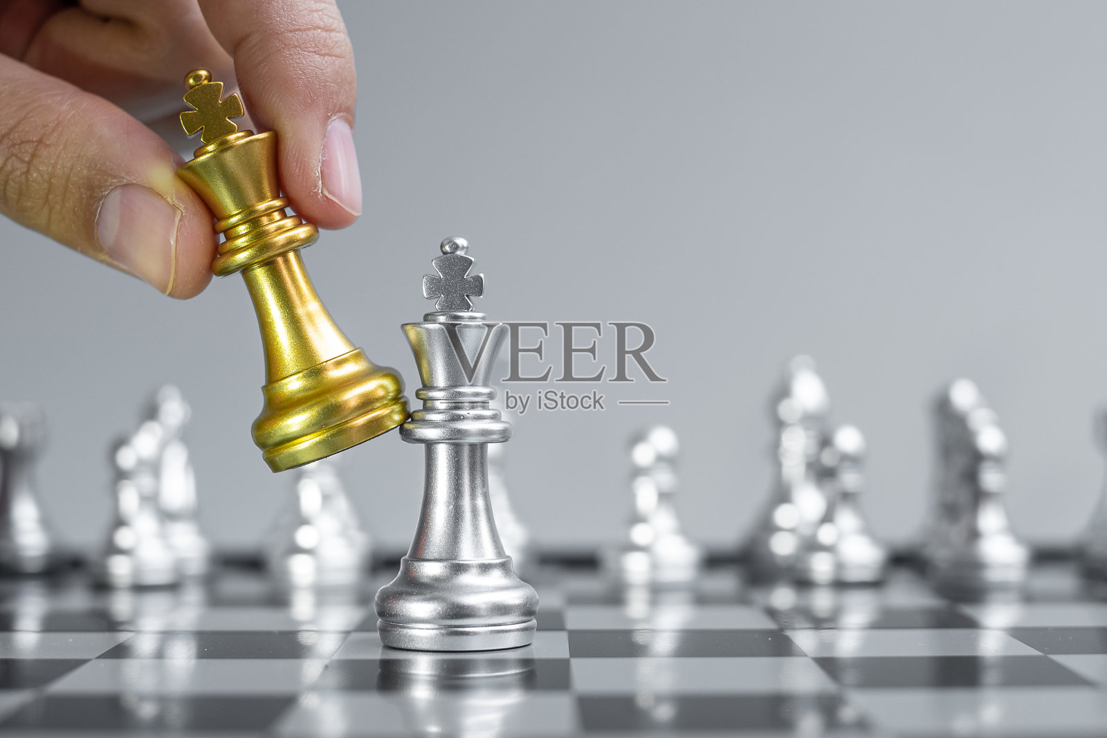 在棋盘比赛中，商人手移金棋王图和将死对手。战略，成功，管理，商业计划，中断和领导的概念照片摄影图片