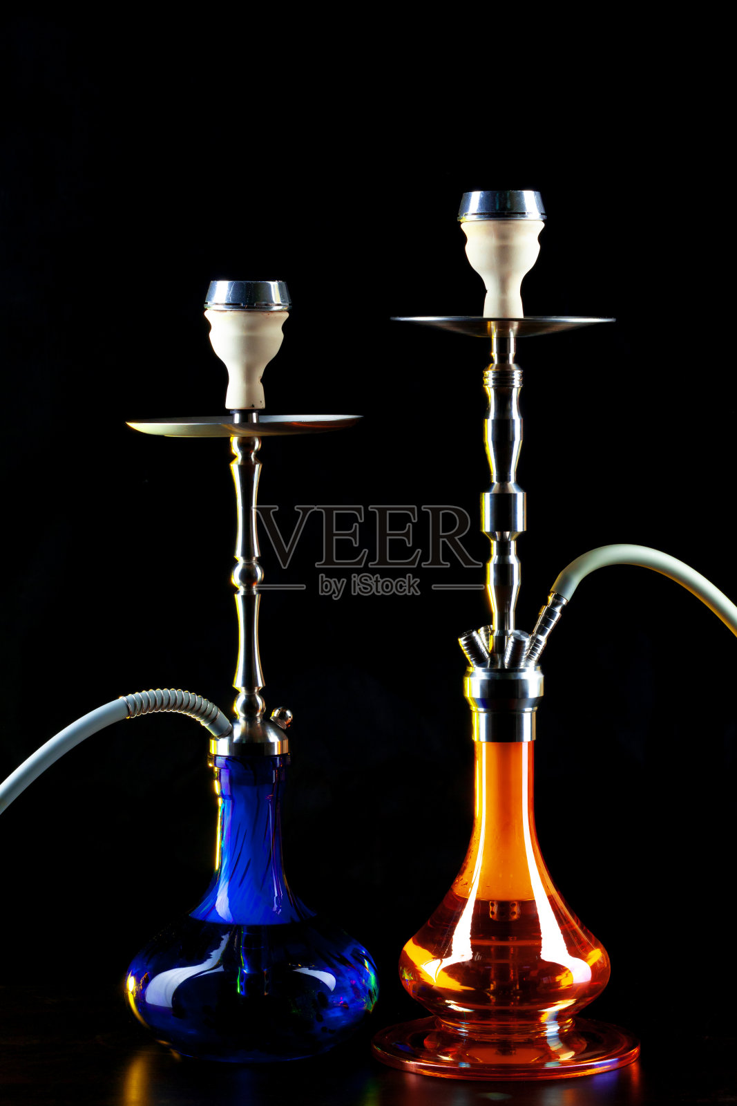 两个现代水烟在黑色背景与复制空间照片摄影图片