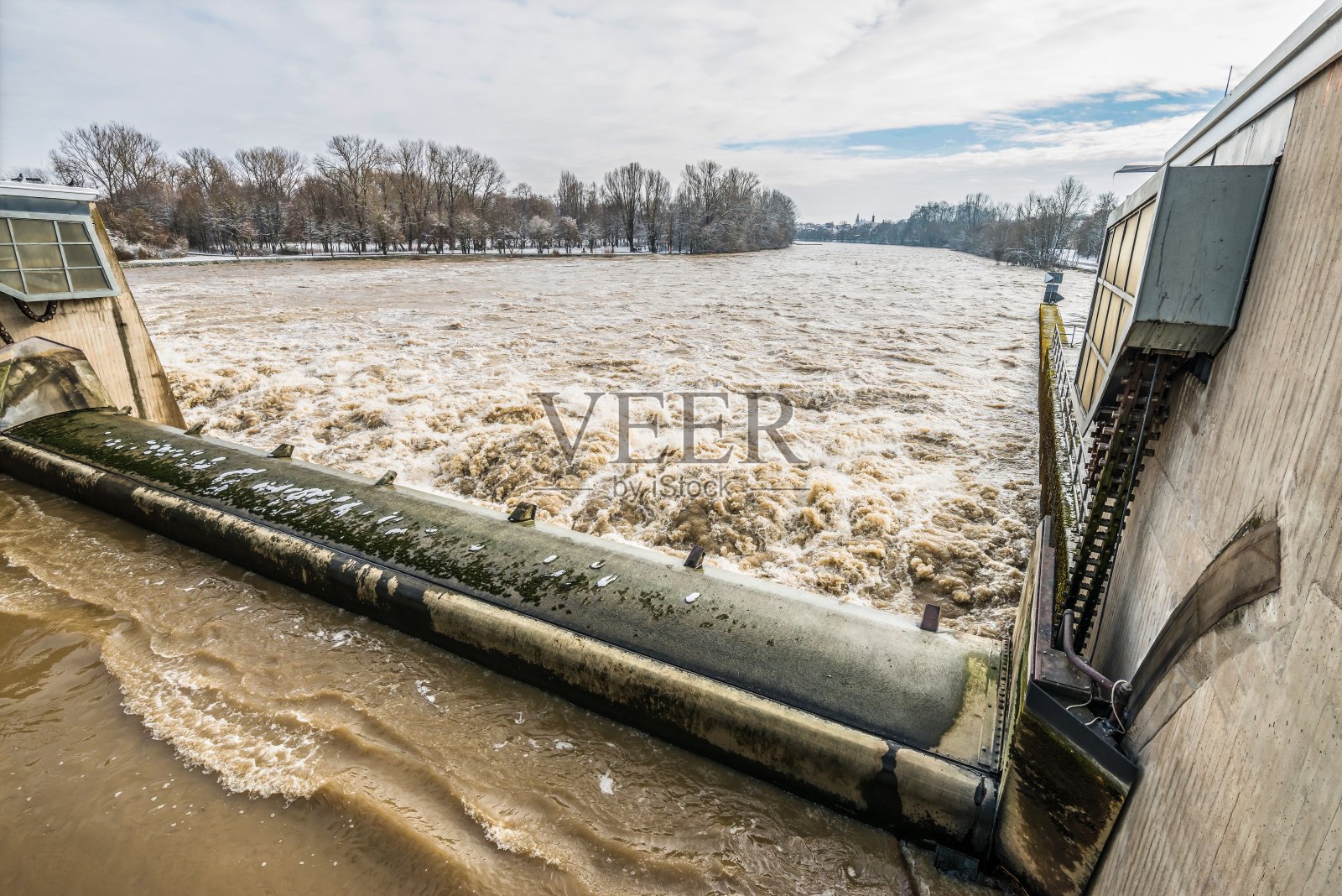 特写:德国雷根斯堡Pfaffensteiner堰2021年冬天多瑙河泛滥期间照片摄影图片