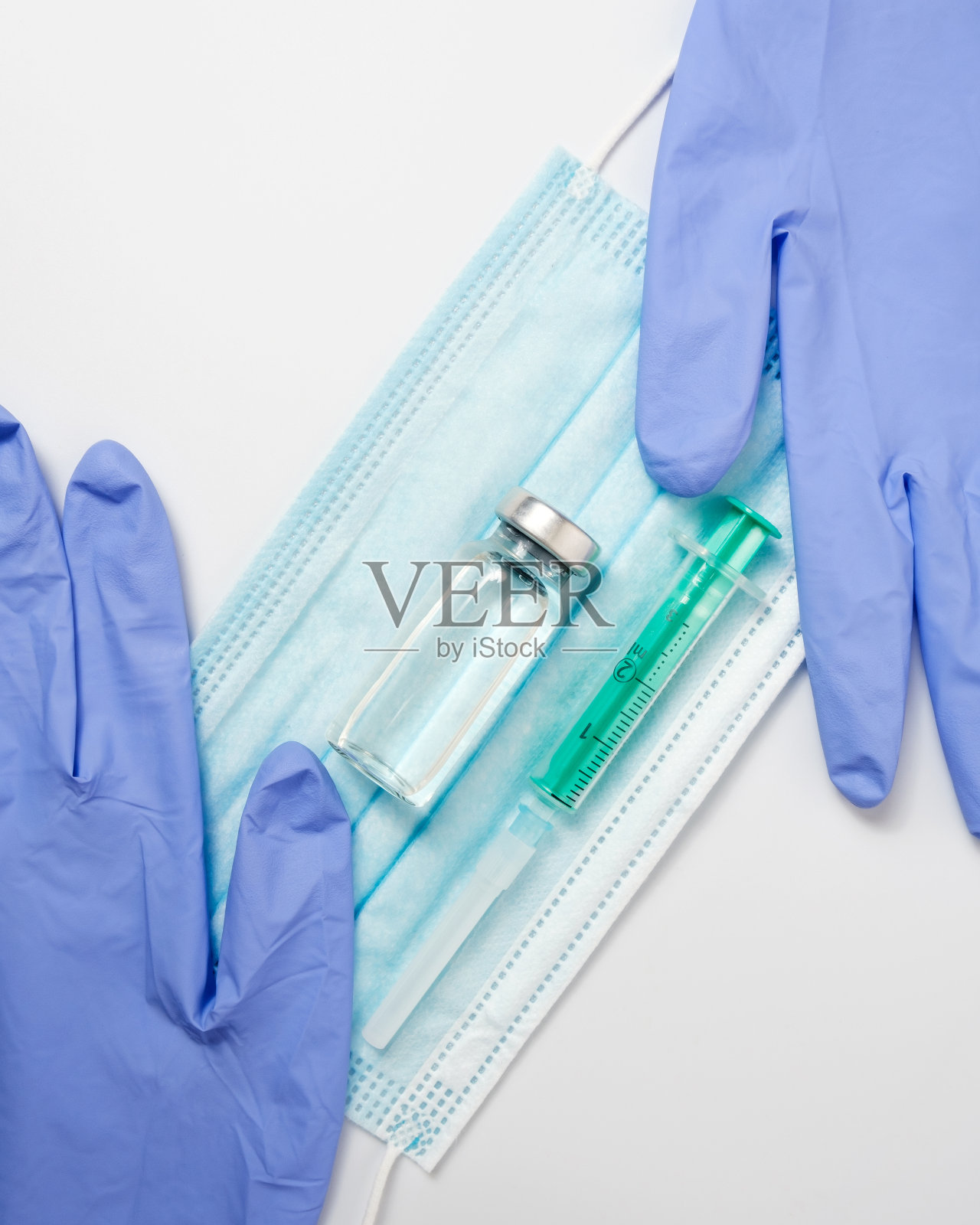 注射注射器、医用手套和冠状病毒疫苗佩戴医用口罩。照片摄影图片