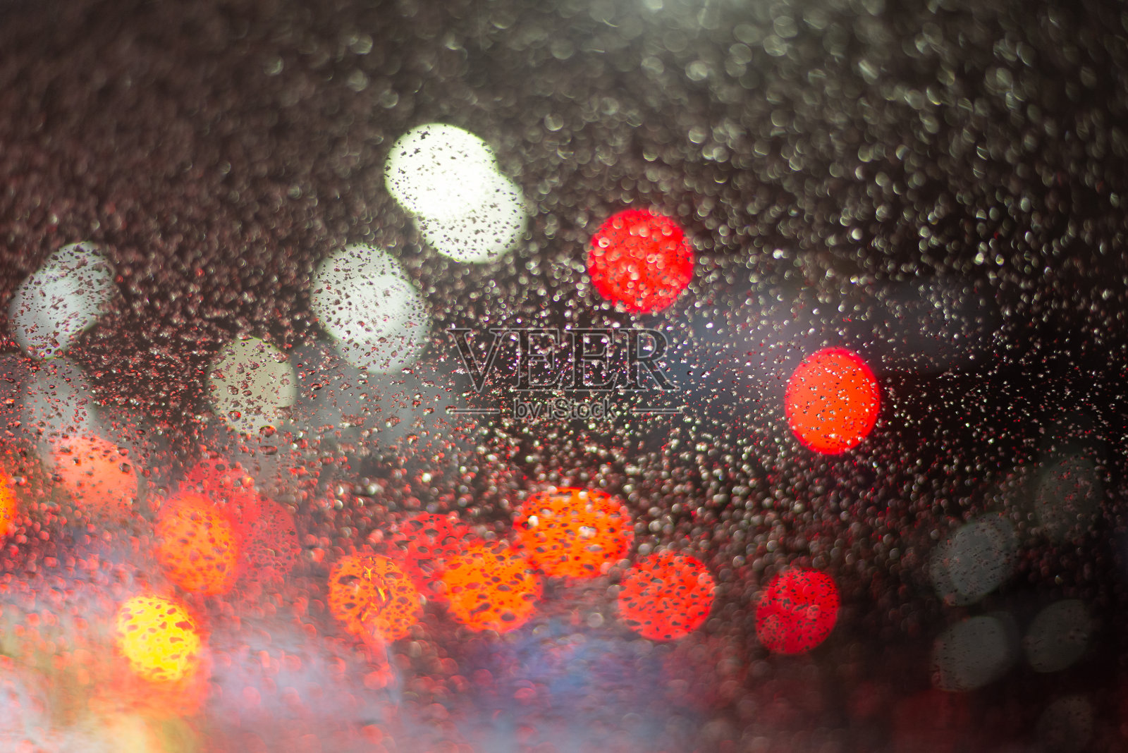 模糊的背景与雨滴和灯光。照片摄影图片