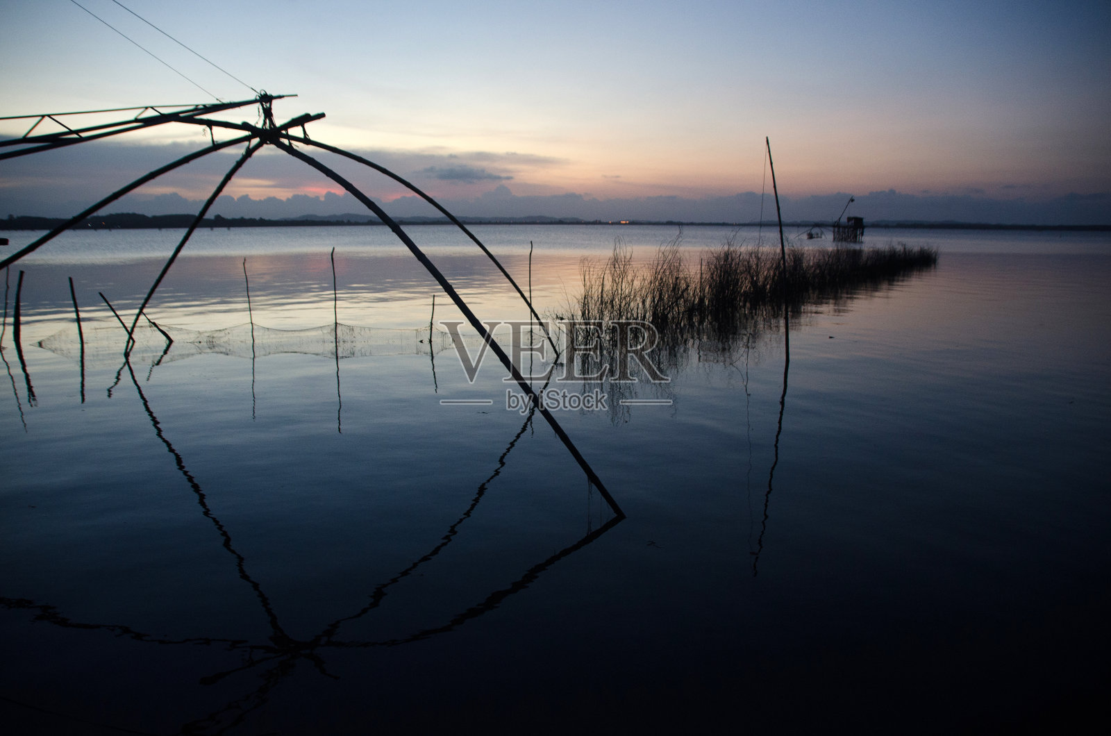 日落天空用方格网是一种用于捕鱼的方格网。照片摄影图片