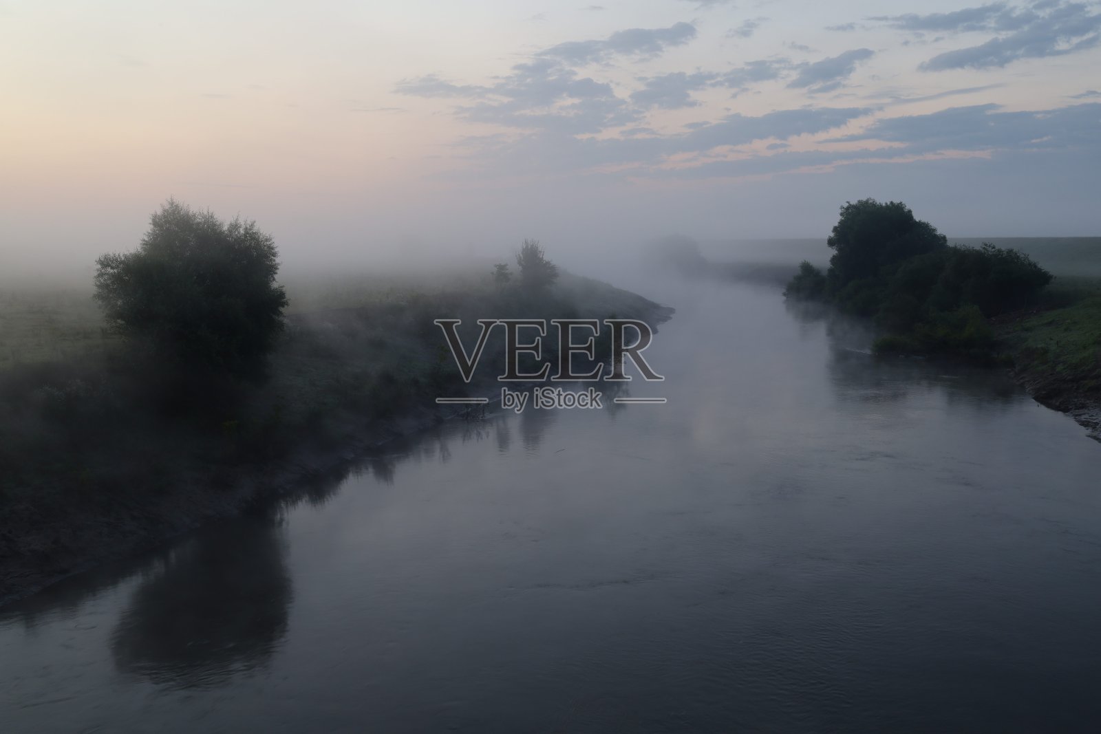 清晨有雾的阴沉的河照片摄影图片