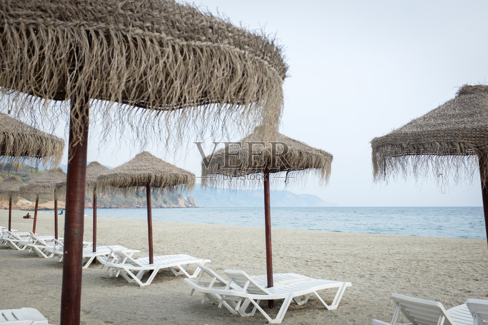 草地阳伞在海滩上与海岸的观点照片摄影图片