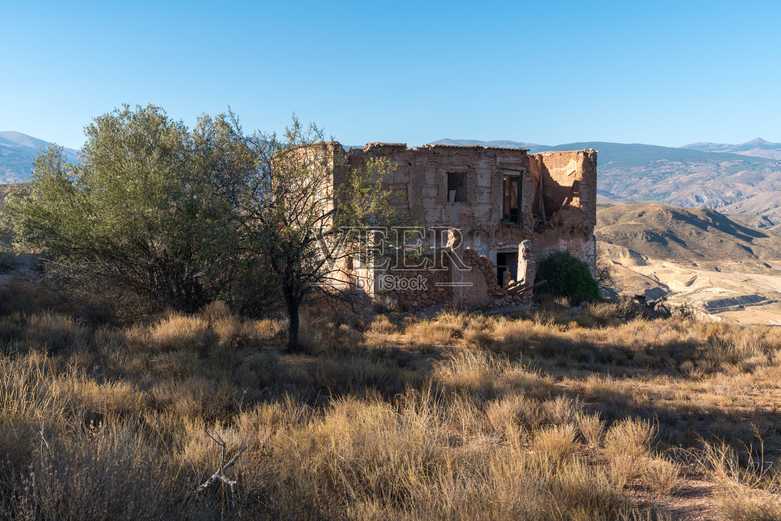 西班牙南部一座山上的废弃农舍照片摄影图片