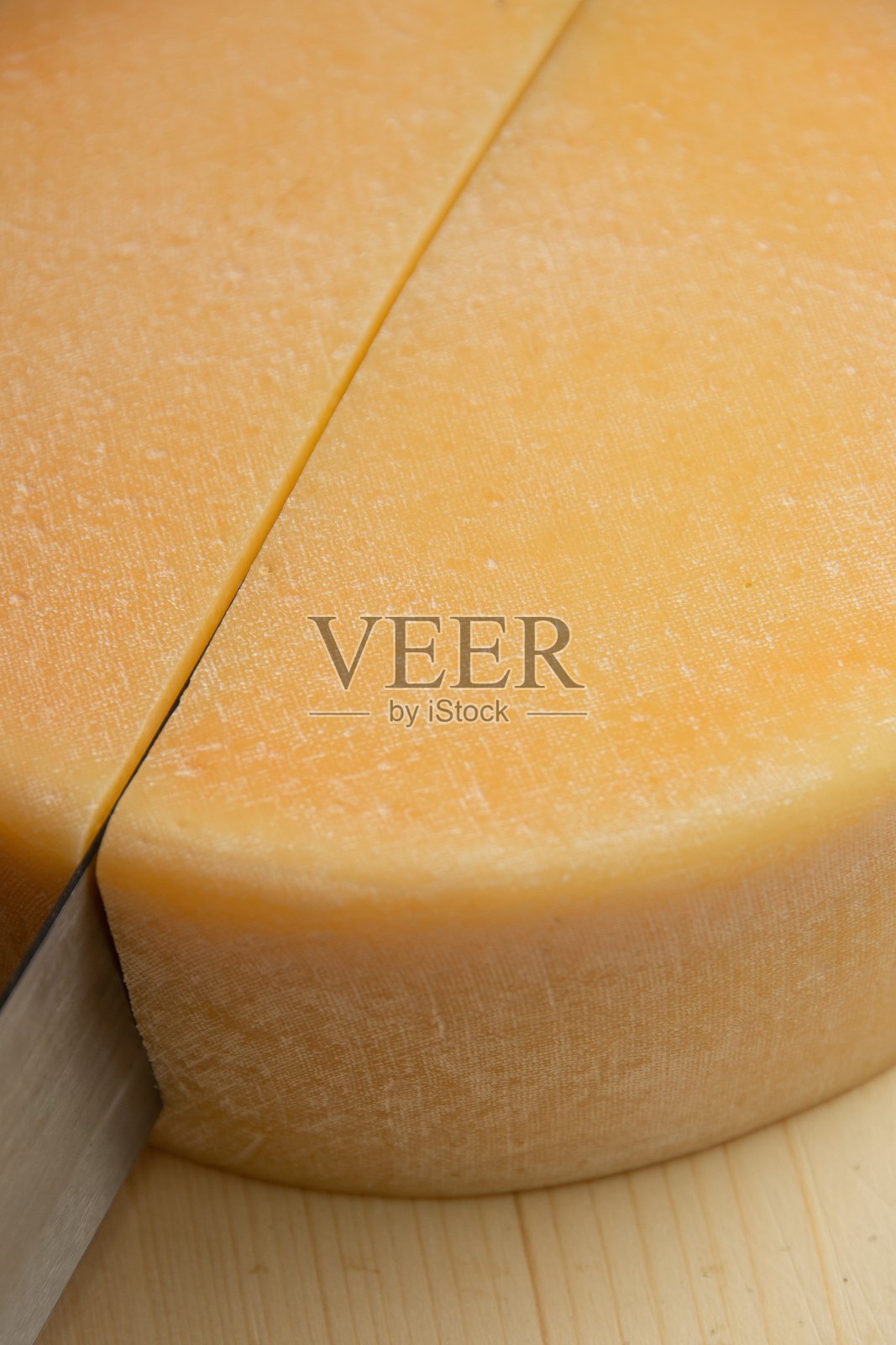 不同种类的奶酪，在天然木质背景下，整块和切片照片摄影图片