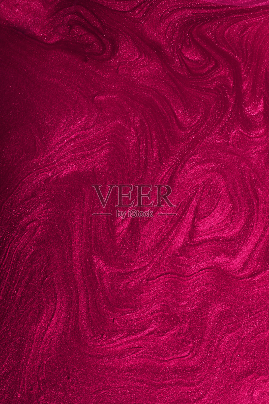 垂直闪烁洋红抽象背景。华丽的黑白颜色。构成的概念。漂亮的液体指甲油污渍。流动艺术，倒画技法。适合放置文字或标志。照片摄影图片