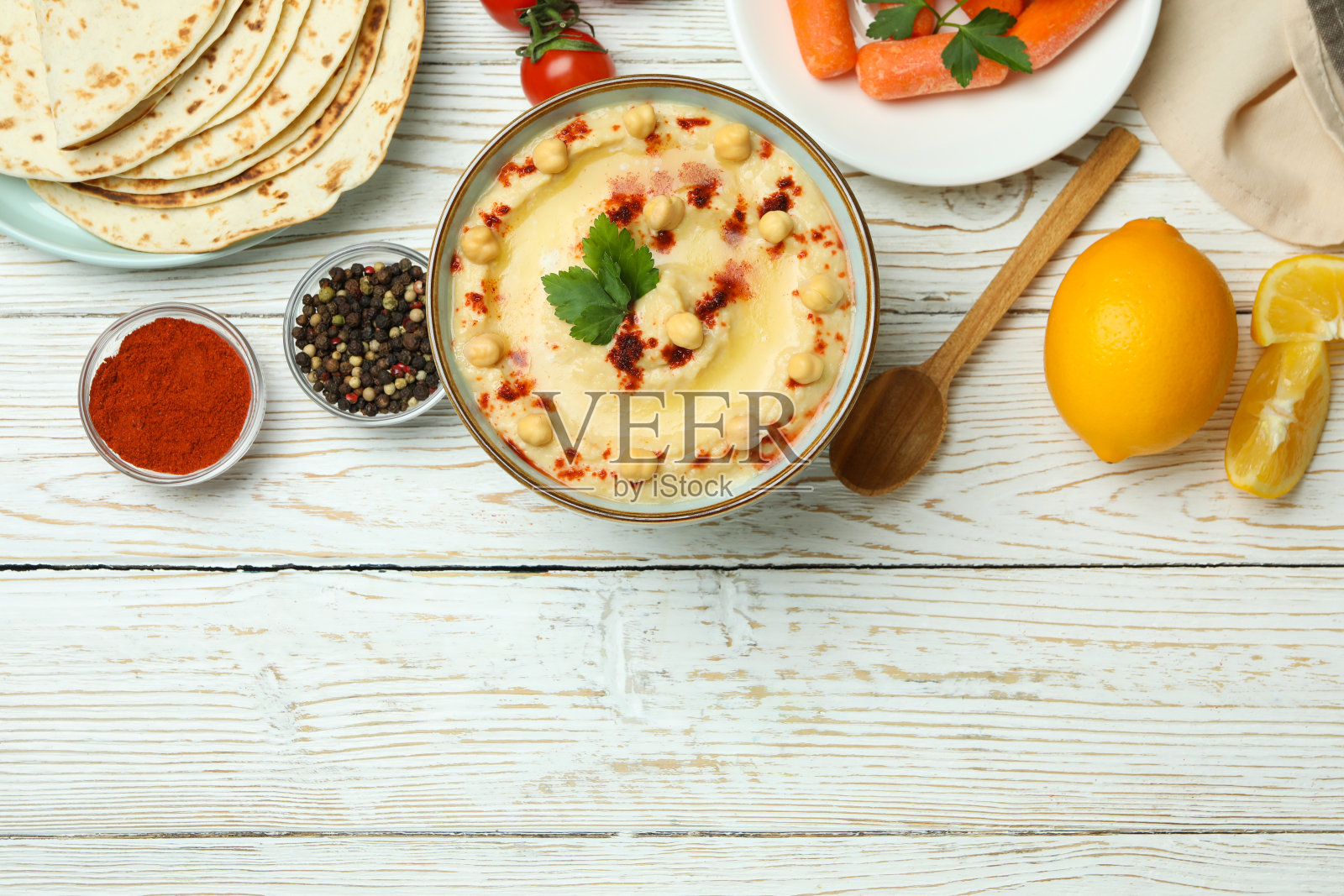 在白色木质背景上烹饪鹰嘴豆泥的概念照片摄影图片