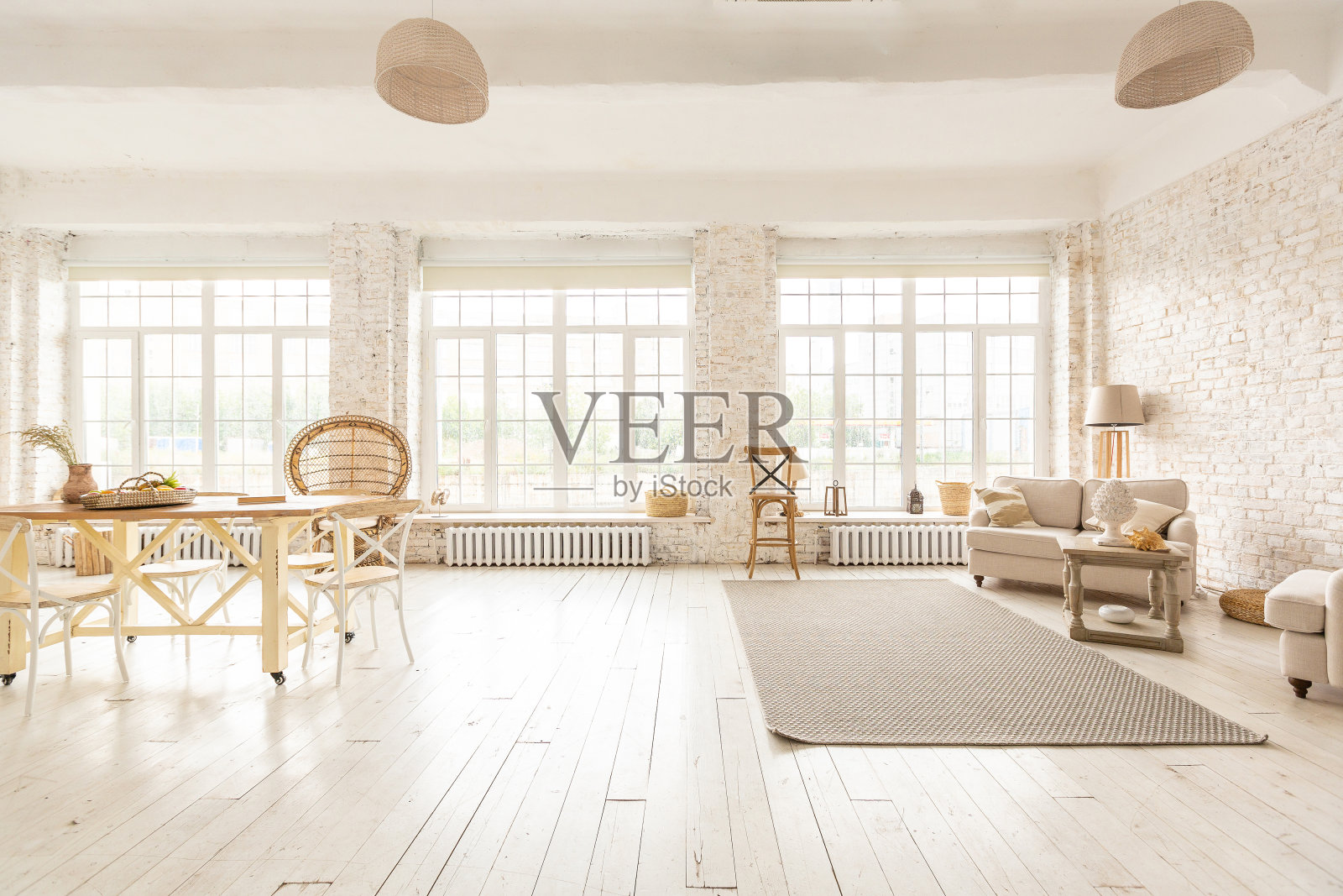 宽敞的房间配有时髦的阁楼设计的休息区照片摄影图片