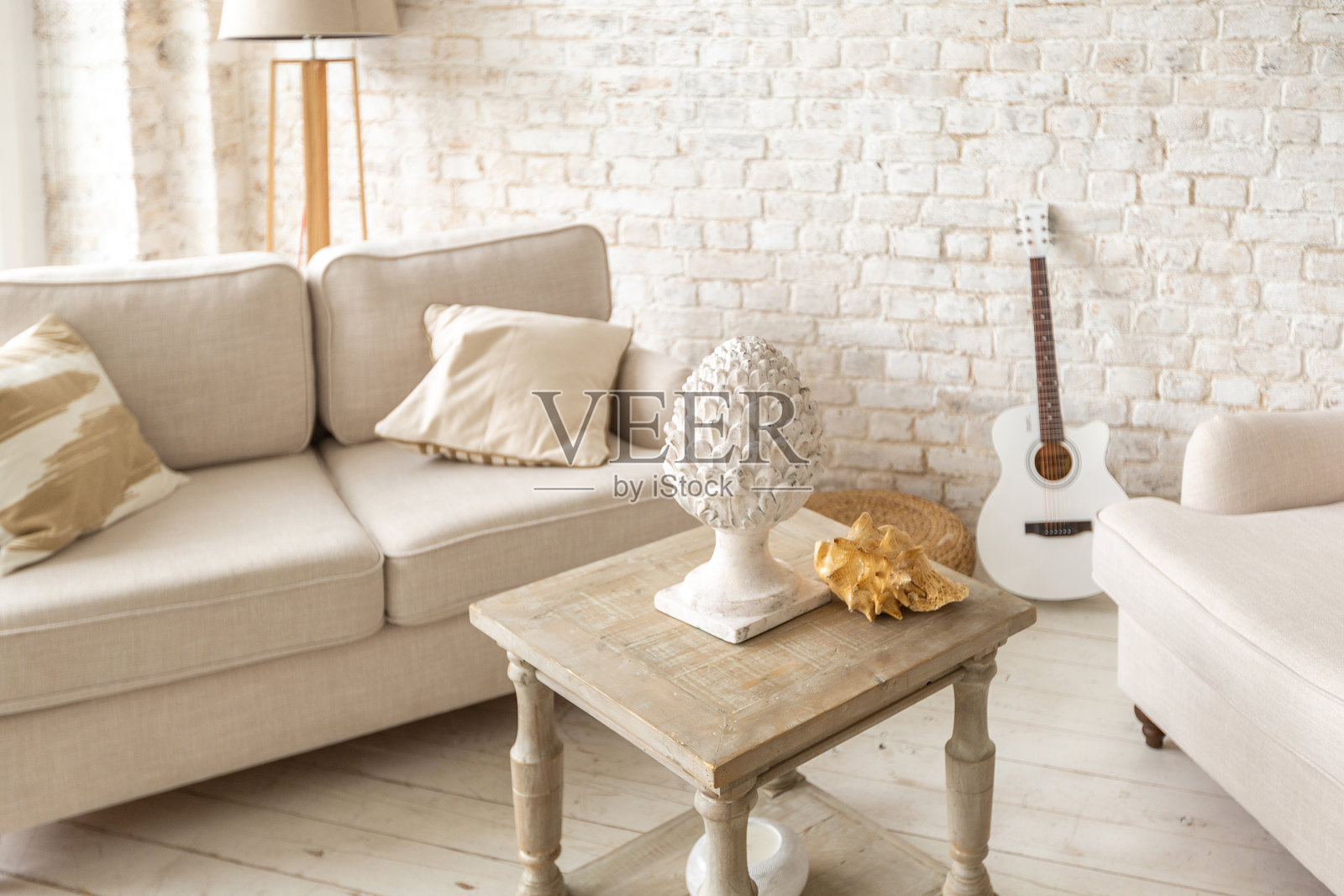 宽敞的房间配有时髦的阁楼设计的休息区照片摄影图片