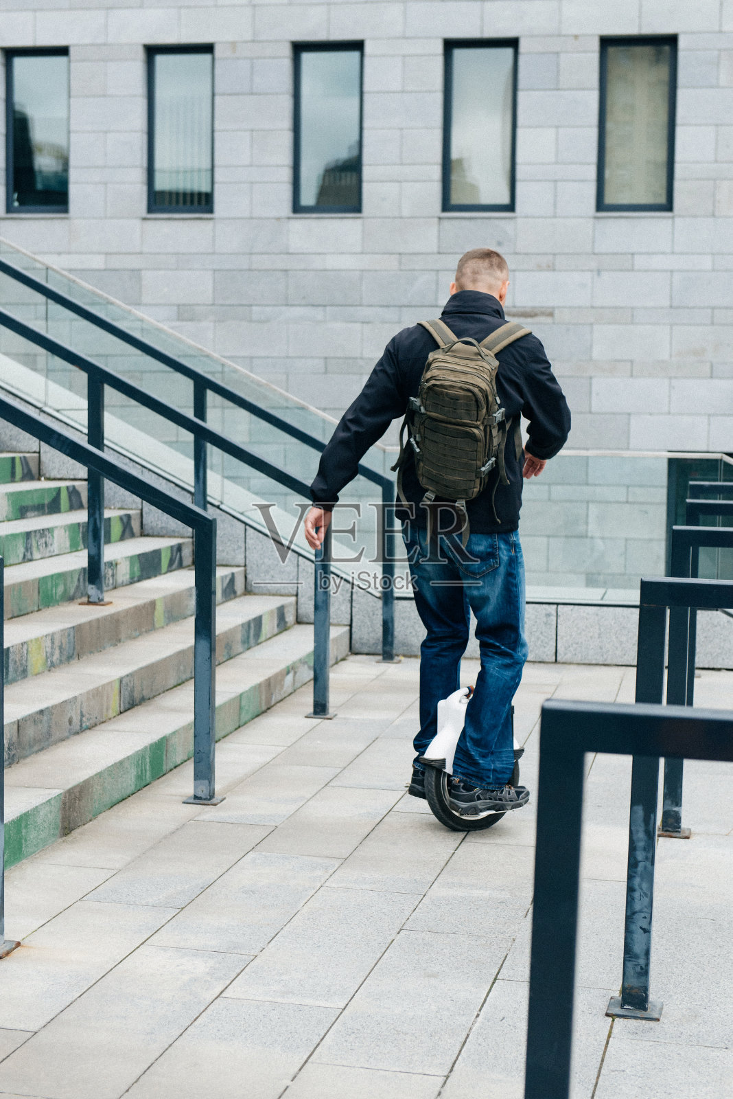 一名男子骑着电动独轮车在城市街道上疾驰。照片摄影图片