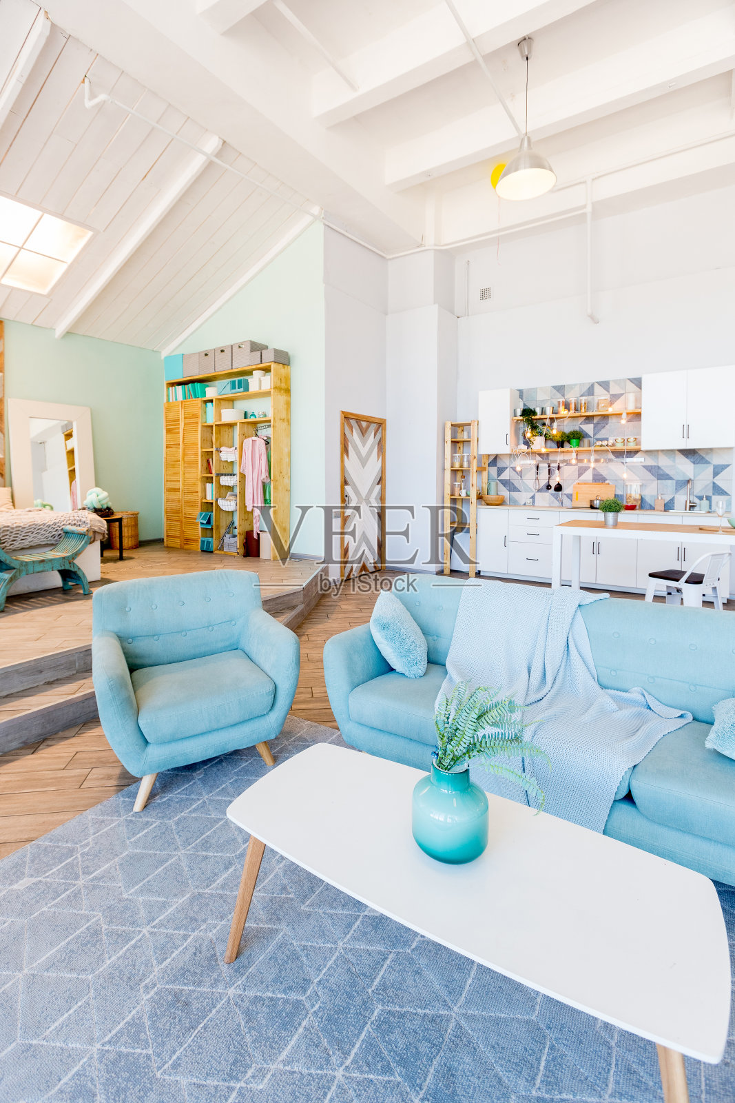 时尚宽敞的公寓与时尚的设计在绿色，灰色和白色柔和的颜色照片摄影图片