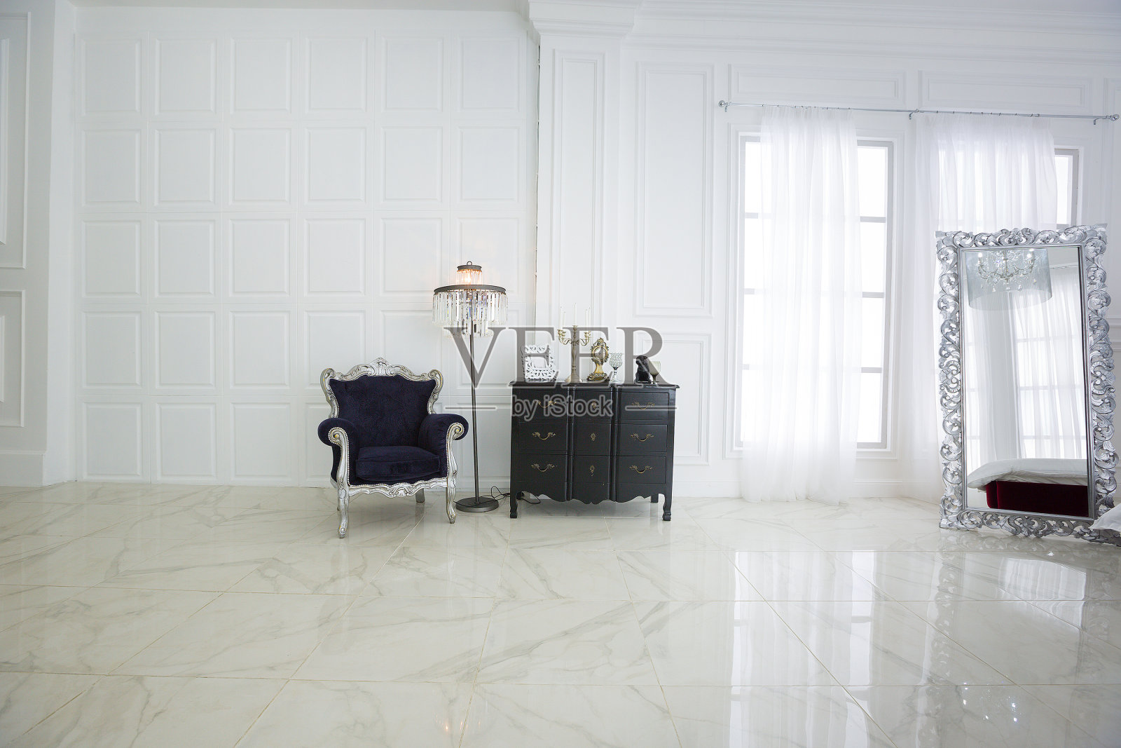 豪华白光卧室室内设计。暗红色大床照片摄影图片