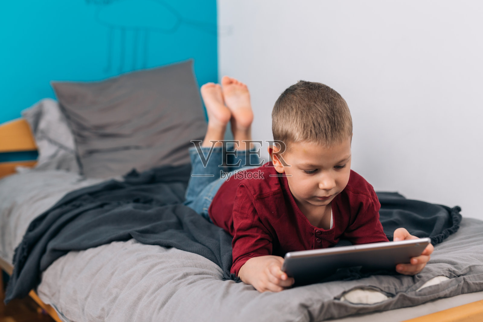 男孩在家里照片摄影图片