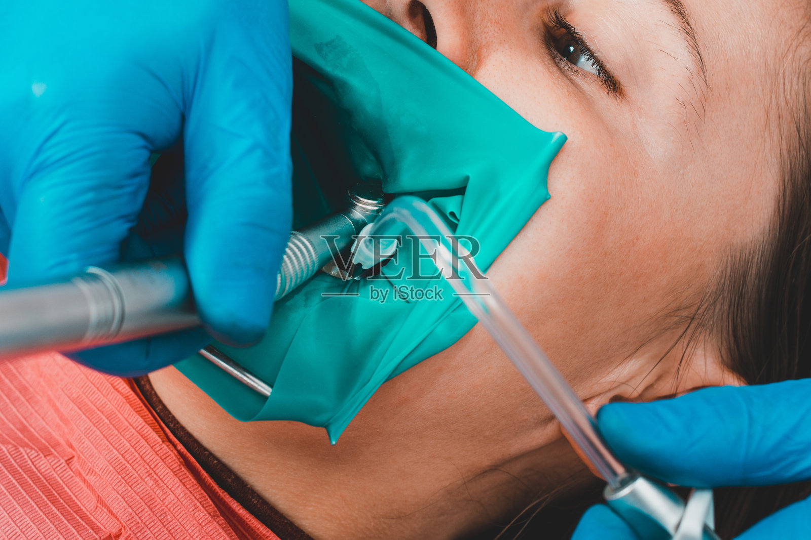 牙医用现代方法治疗牙齿，使用橡胶坝，无菌牙齿治疗。照片摄影图片