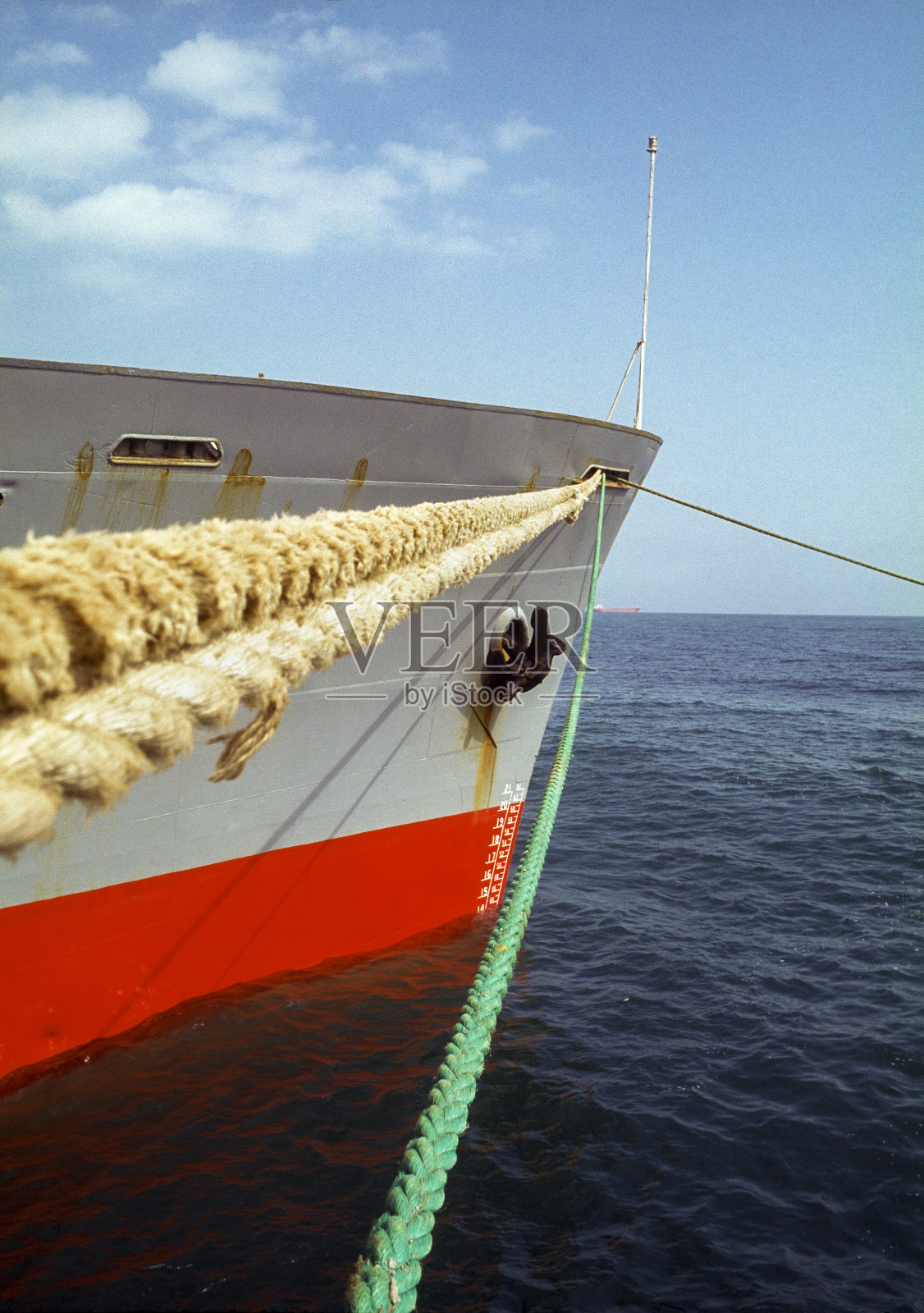 一艘货船在港口抛锚照片摄影图片