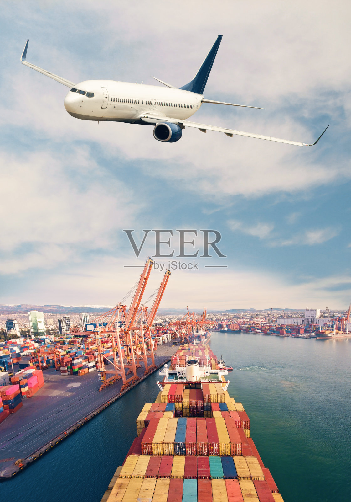 集装箱货轮、飞机的物流与运输。照片摄影图片