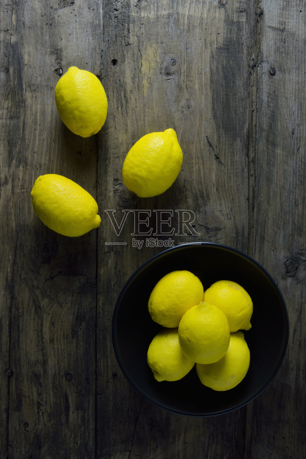 黑碗上放柠檬，还有一些放出来照片摄影图片