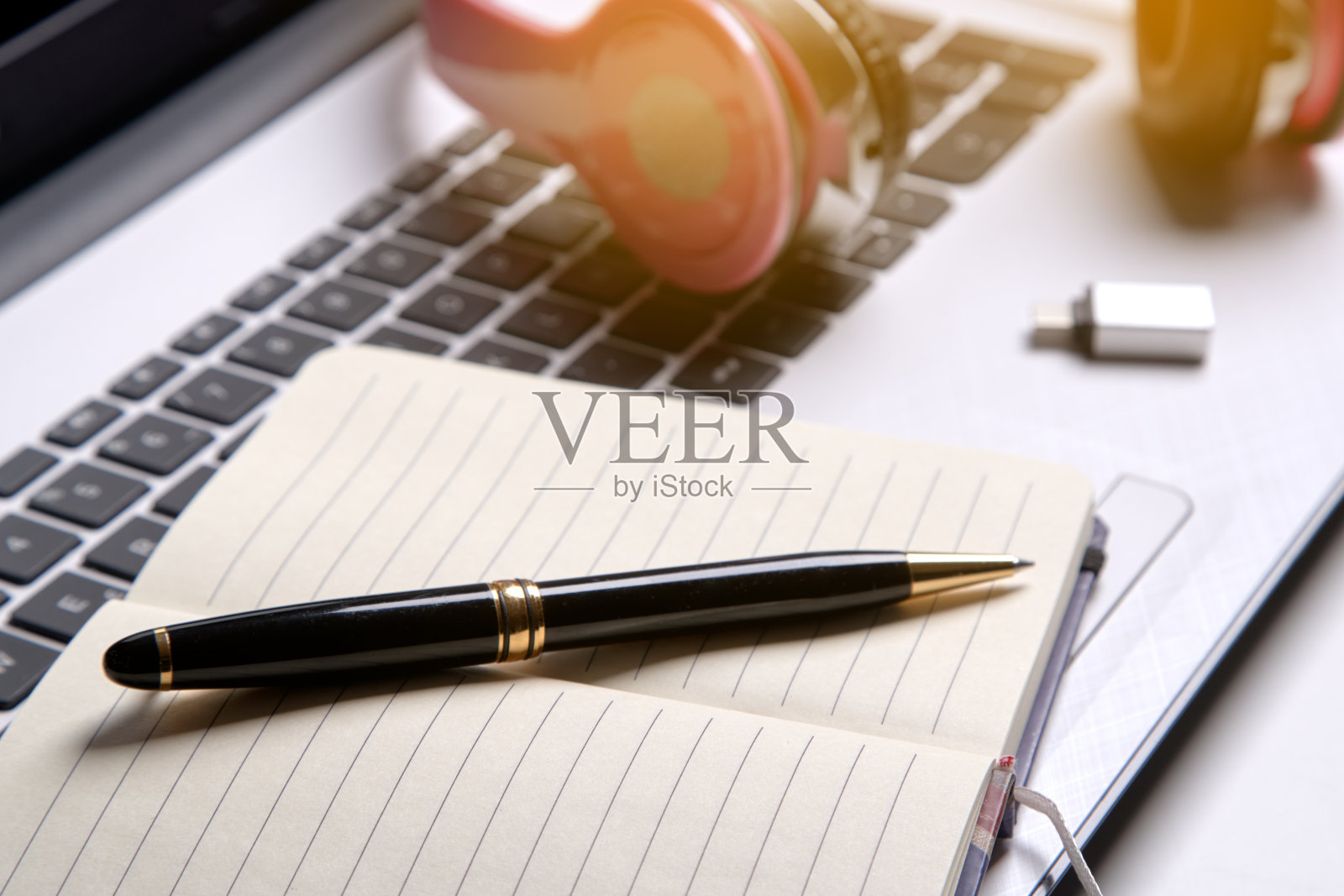 笔记本电脑和耳机照片摄影图片