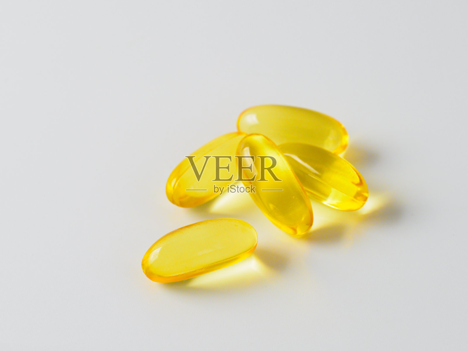 欧米加3鱼油胶囊孤立在白色照片摄影图片