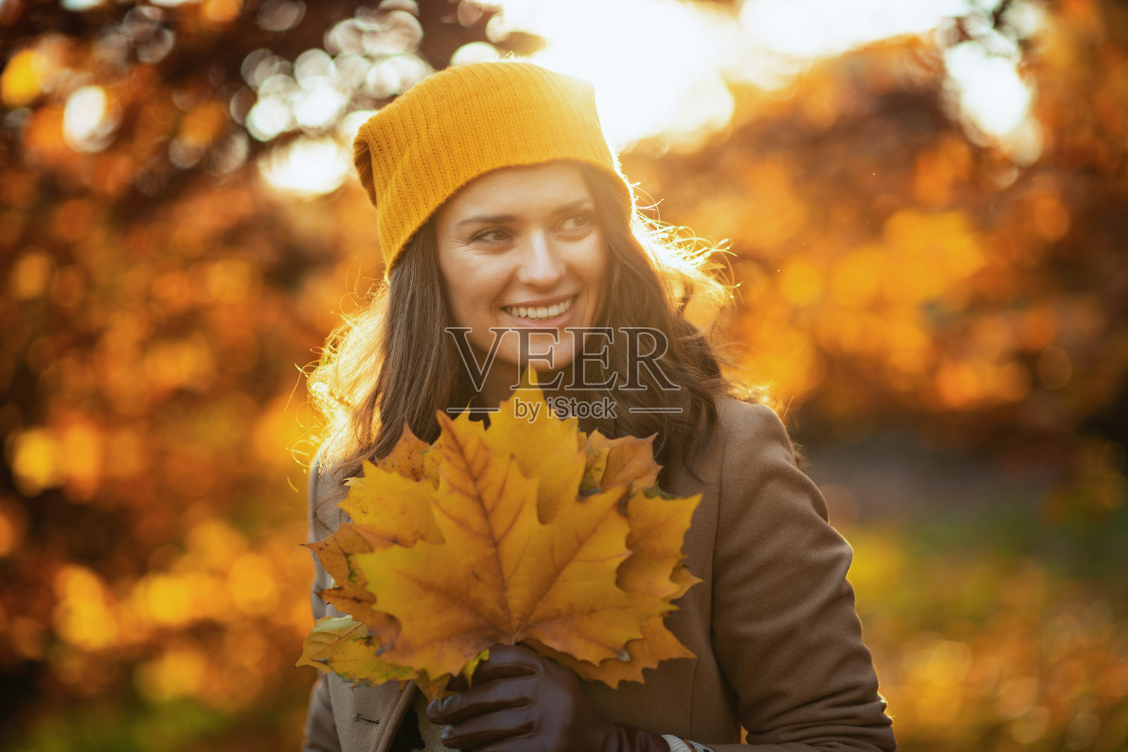 微笑时尚的女人米色大衣和帽子照片摄影图片