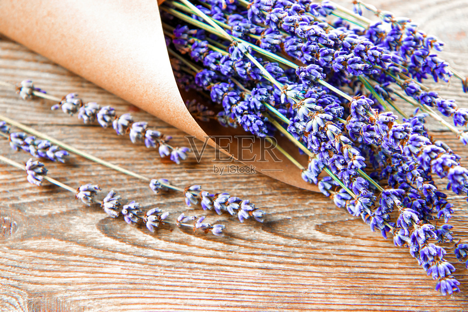 牛皮纸上的薰衣草花香，木质背景照片摄影图片
