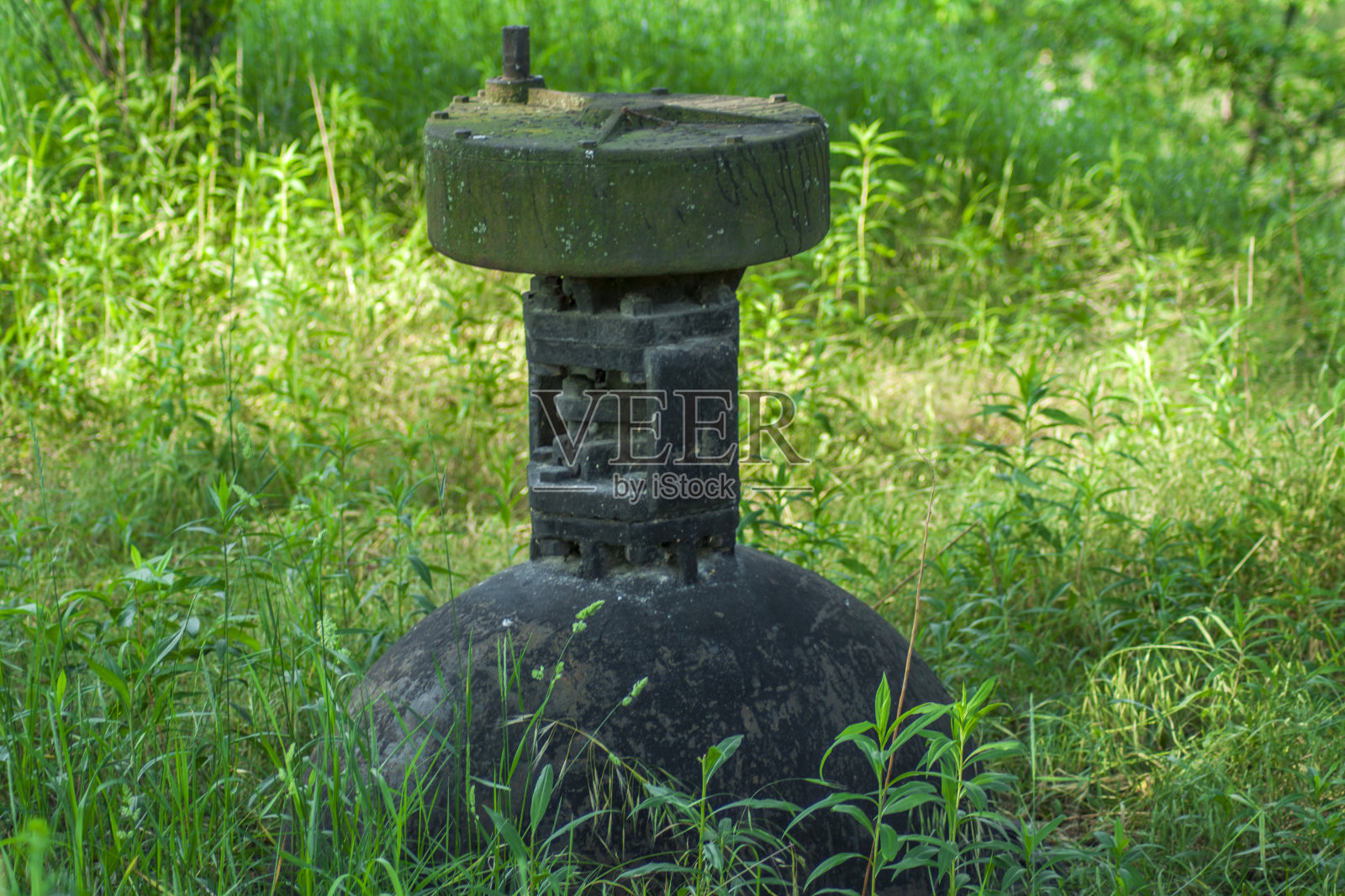 树林里的旧阀门。照片摄影图片