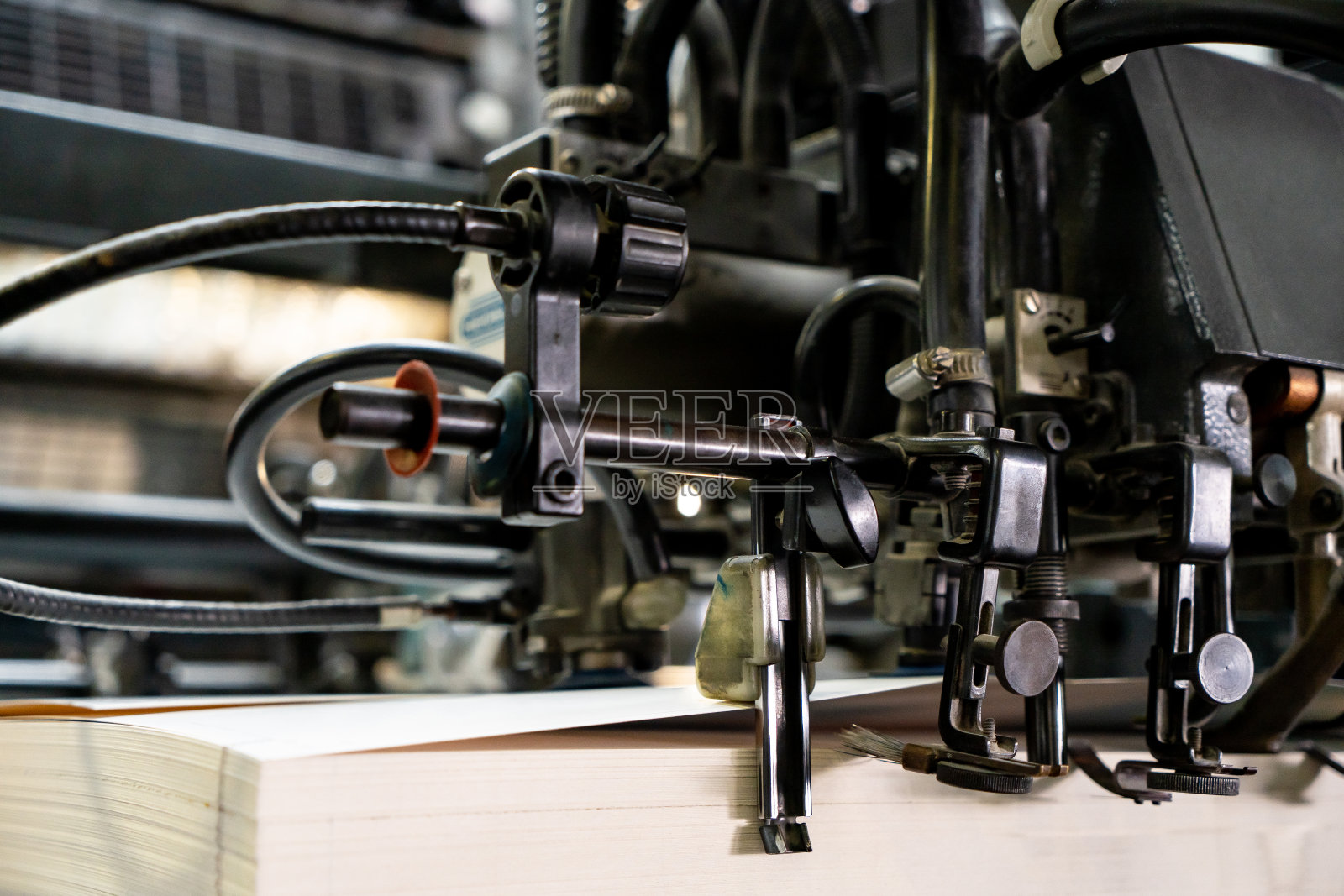 胶印机给纸机将金属纸通过给纸台转移到印刷单元照片摄影图片