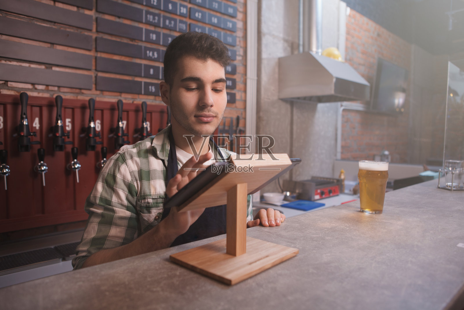 在啤酒酒吧做酒保照片摄影图片