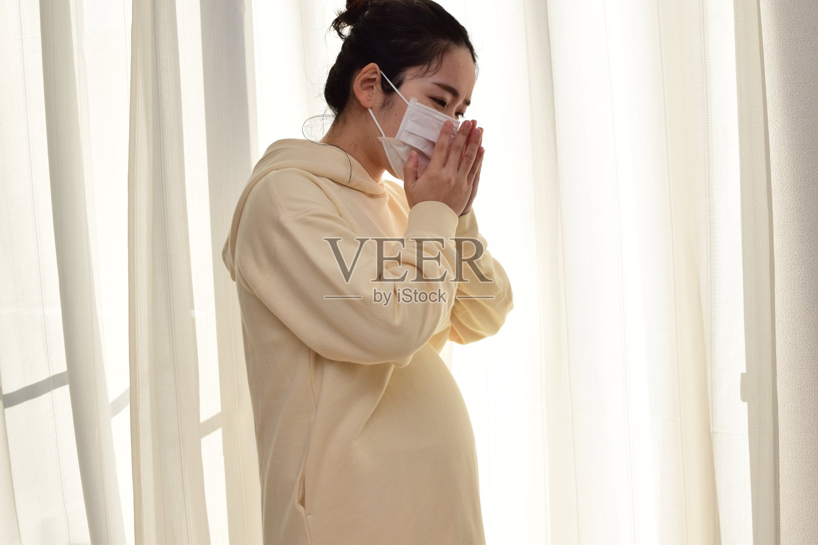 孕妇戴口罩照片摄影图片