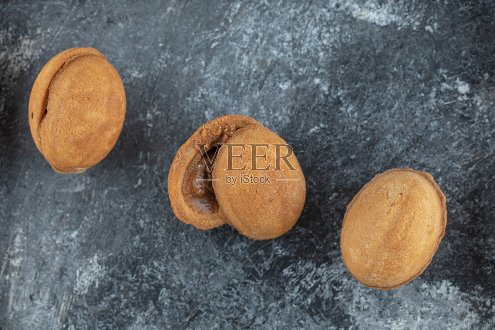 灰色背景上的核桃甜饼干照片摄影图片