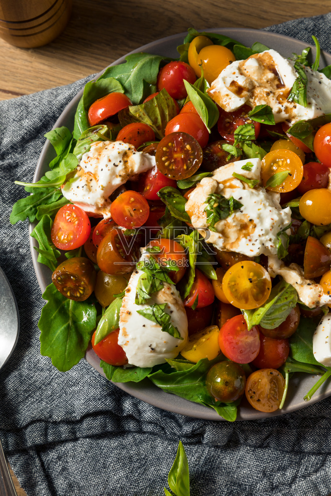 自制健康布拉塔芝士番茄沙拉照片摄影图片