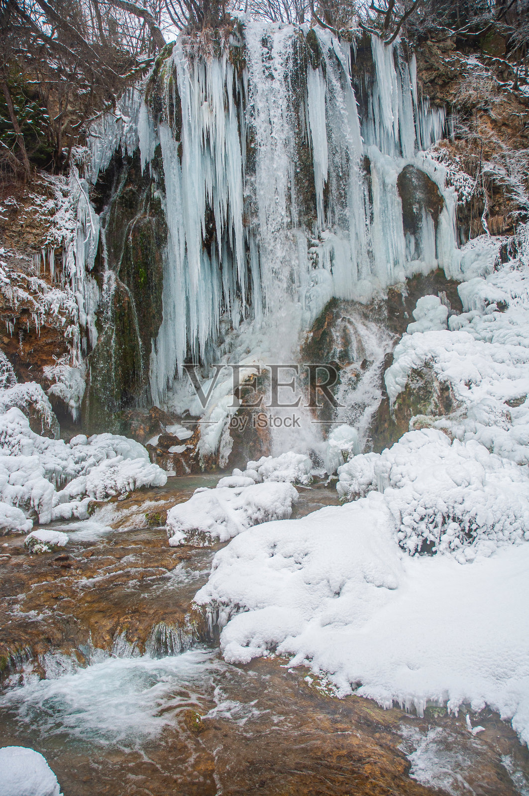 兹拉蒂博尔山上美丽的戈斯提列瀑布照片摄影图片