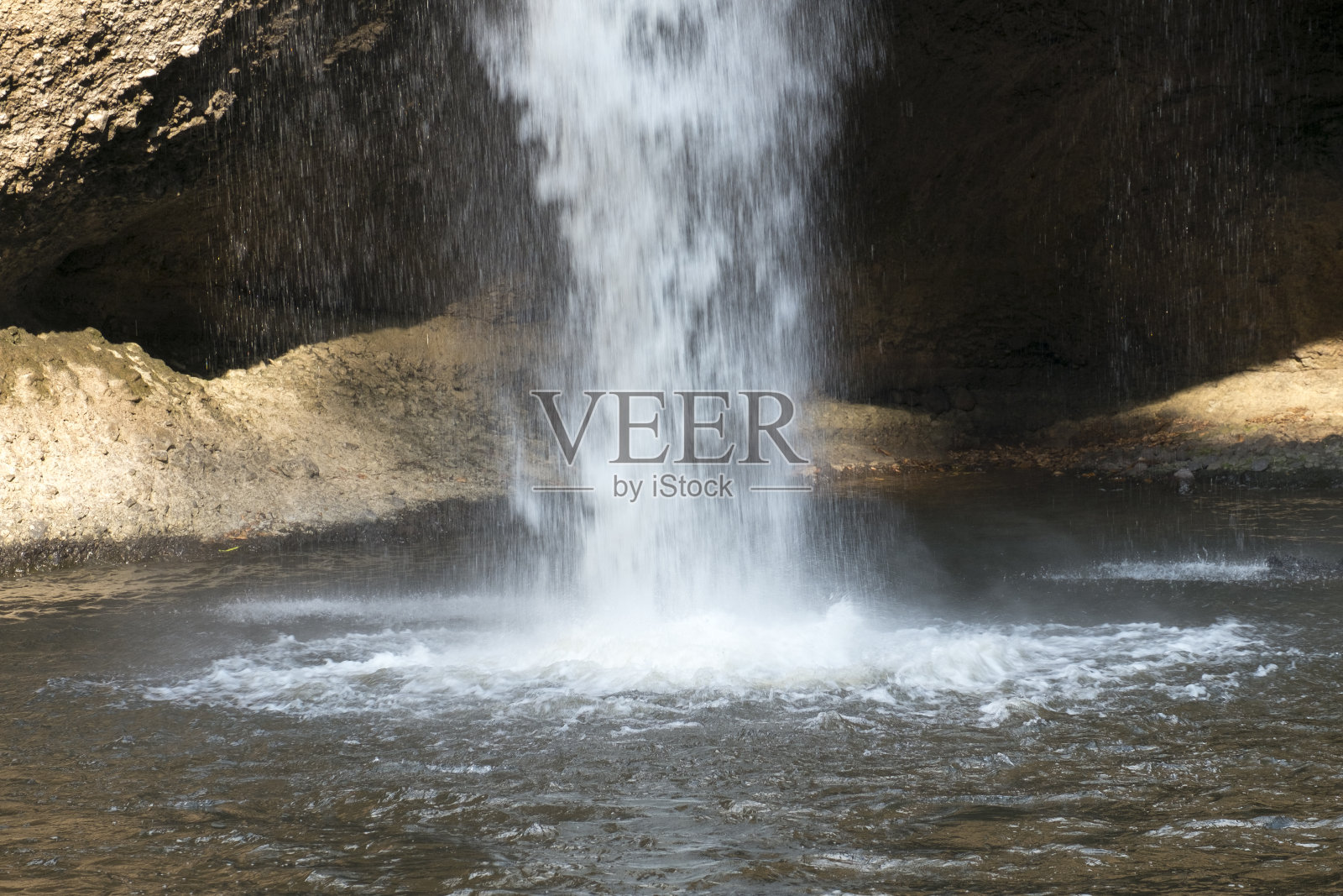美丽的自然画给人一种难以描述的情感。照片摄影图片
