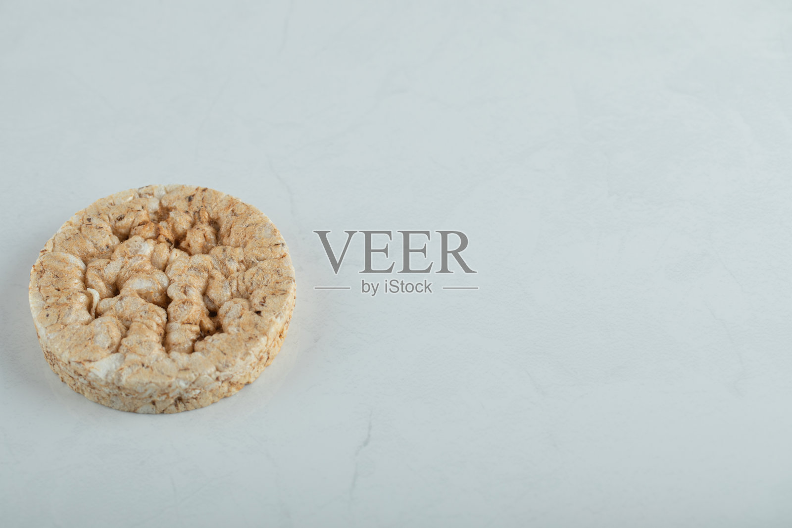 浅灰色背景上的蓬松年糕照片摄影图片