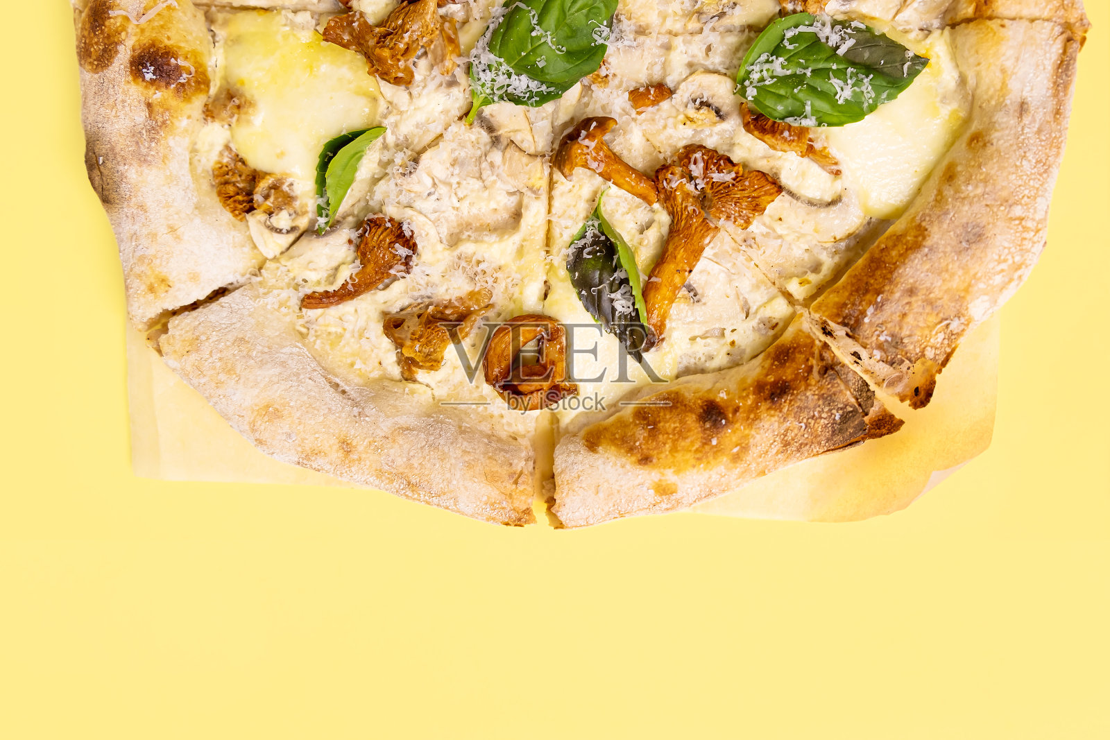 蘑菇披萨，马苏里拉奶酪和香草。照片摄影图片