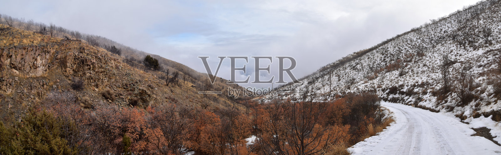 雪地徒步旅行路线的观点，湖山峰通过以色列峡谷公路向无线电塔在冬天，犹他州湖，瓦萨奇前洛基山，普罗沃，美国。照片摄影图片