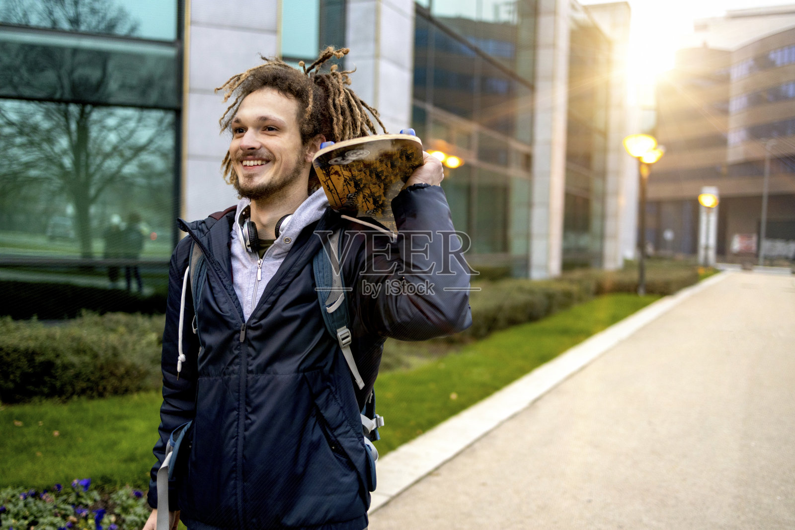 年轻人用滑板作为一个替代交通工具通过城市股票照片照片摄影图片