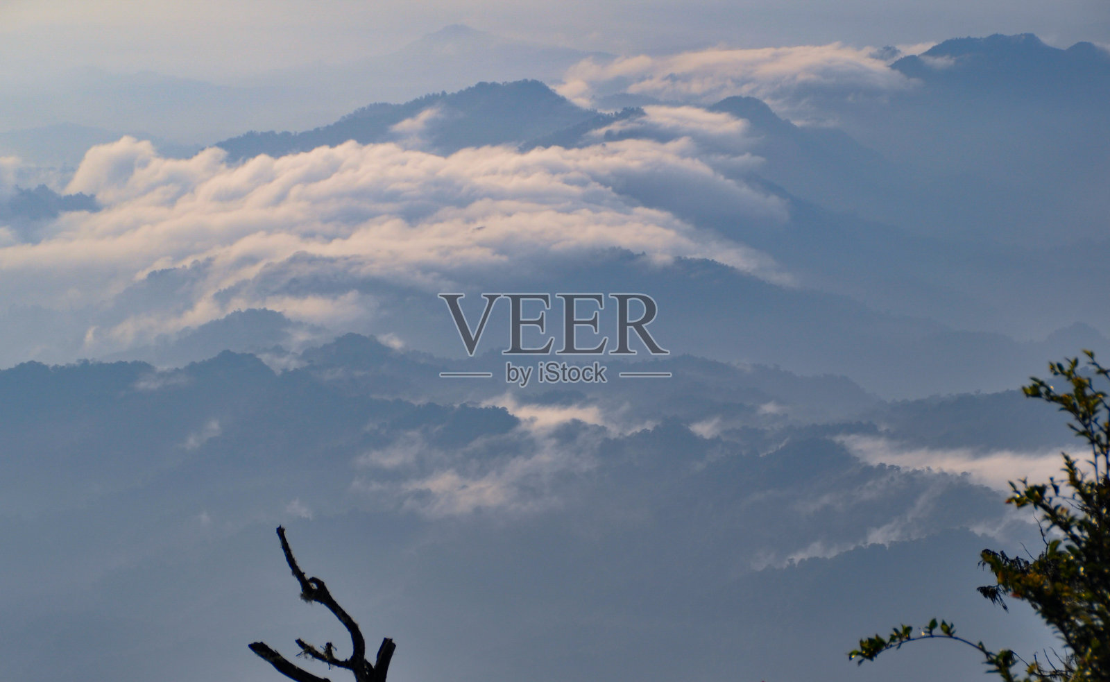 山与雾照片摄影图片