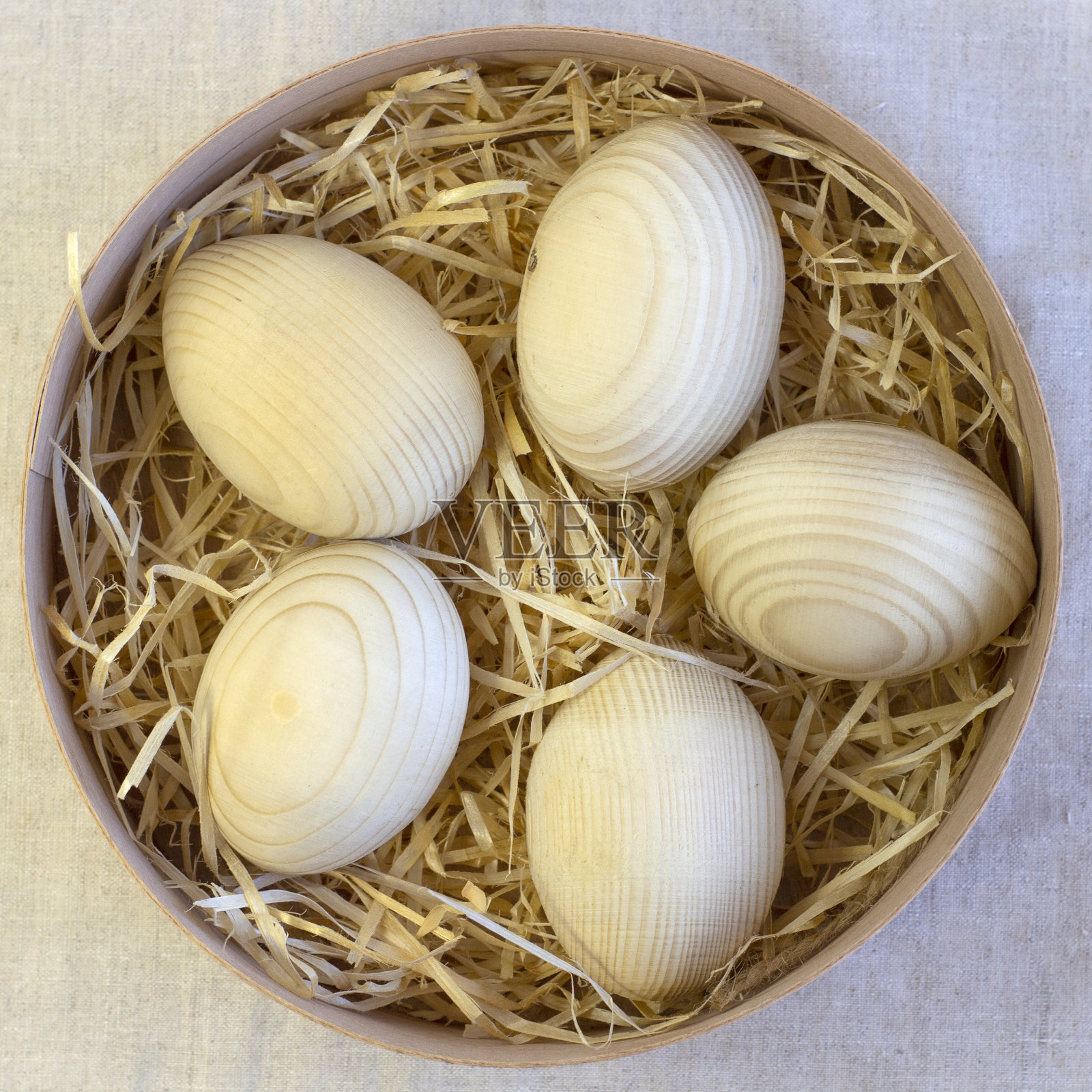 复活节木蛋，空白的装饰，画在木篮子里，秸秆特写在一个朴素的亚麻背景照片摄影图片