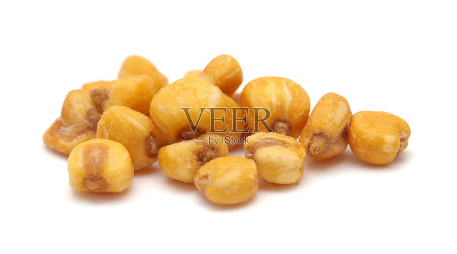 白色背景上孤立的大的黄色盐渍玉米坚果照片摄影图片