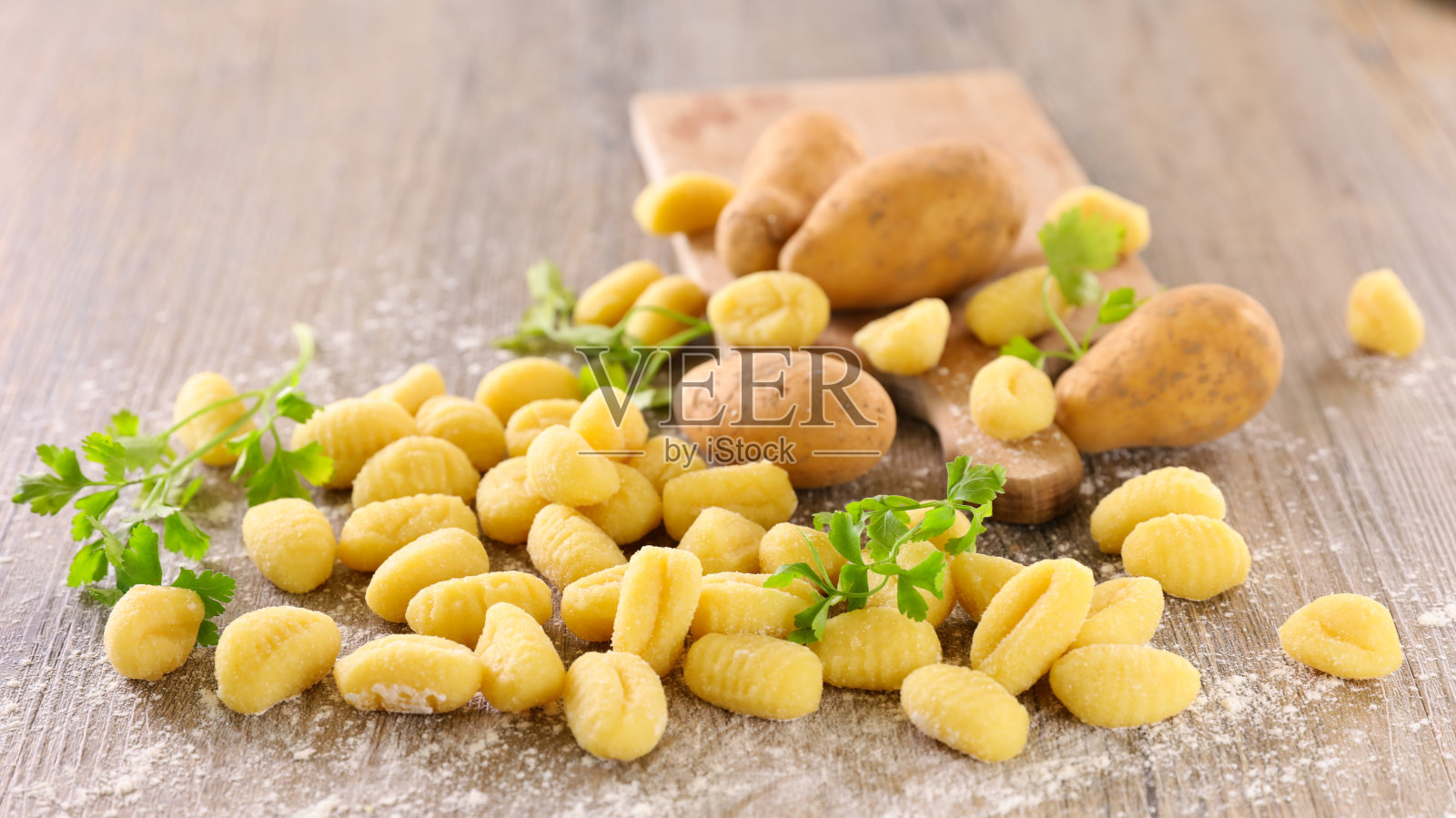 木材背景上的生汤圆照片摄影图片