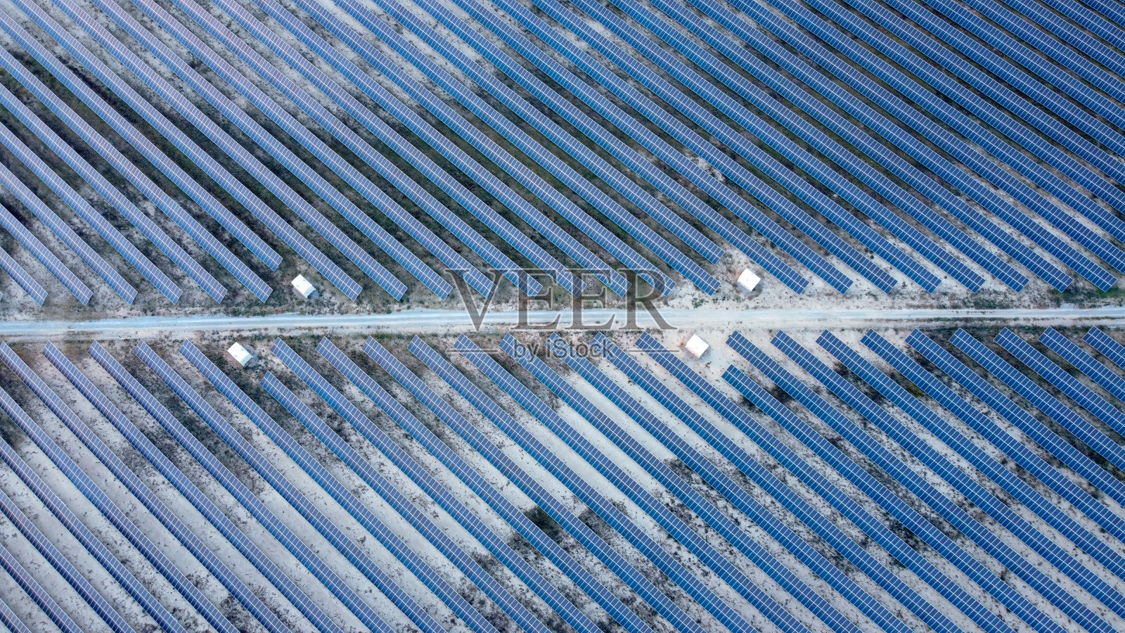 道路中间的太阳能电池板，从上往下看照片摄影图片