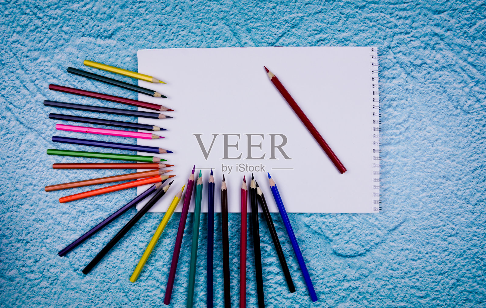 彩色铅笔和相册。桌子上有绘画工具照片摄影图片