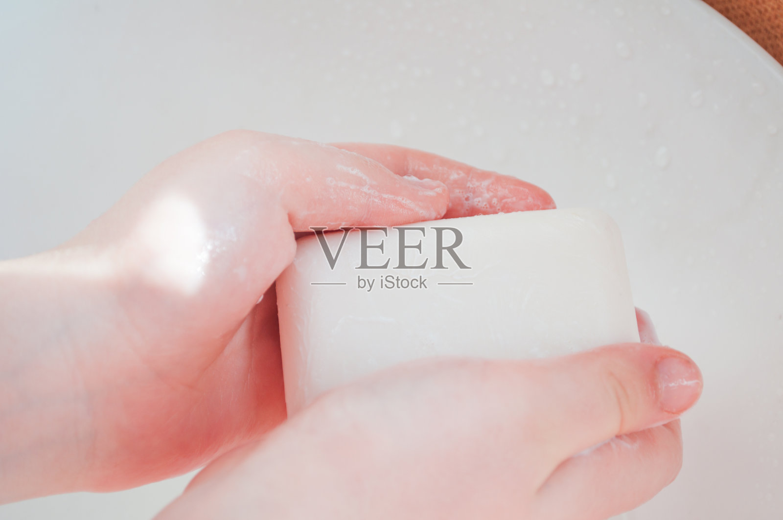 用于手部消毒的抗菌肥皂，是一种防止病毒和细菌的方法。手部卫生，防止感染病毒和细菌。世界卫生日。干净的手。照片摄影图片