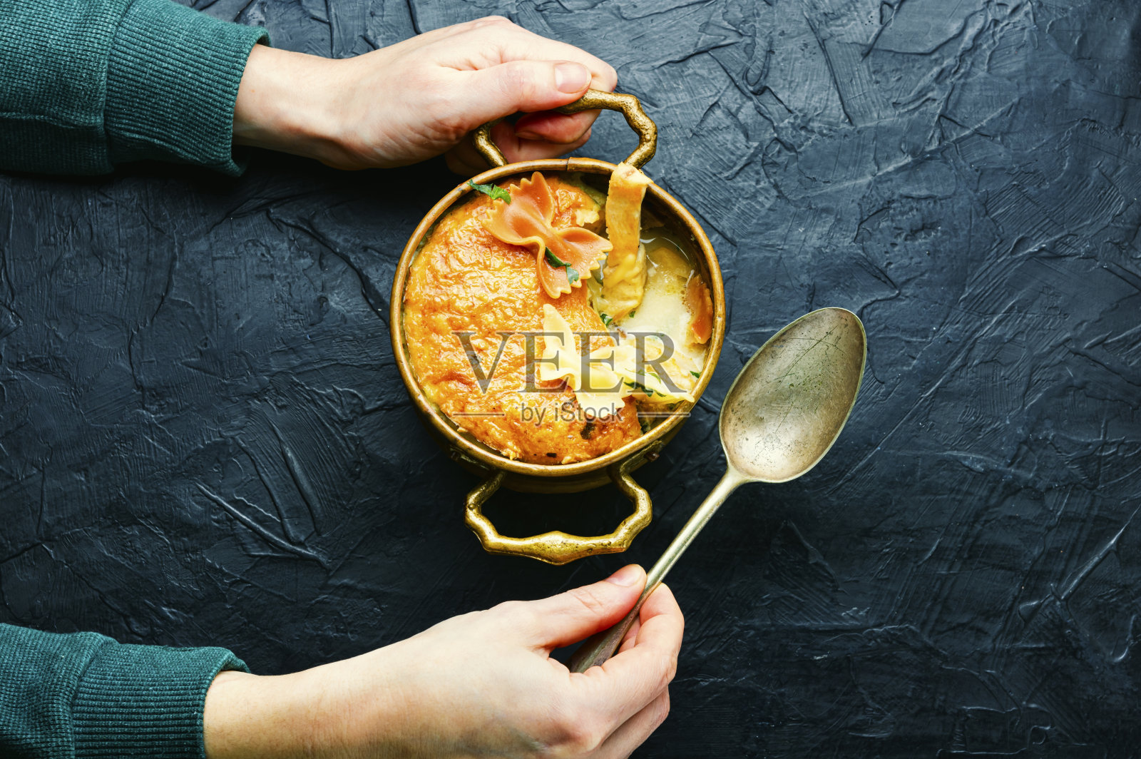 鸡和通心粉的砂锅菜照片摄影图片